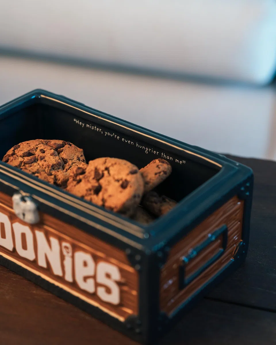 Grupo Erik Porta Biscotti The Goonies - Biscottiera con Coperchio, Barattolo per Biscotti da Cucina Scrigno del Tesoro | Contenitori per Alimenti: Goonies Gadget 20 x 12 x 13,5 cm