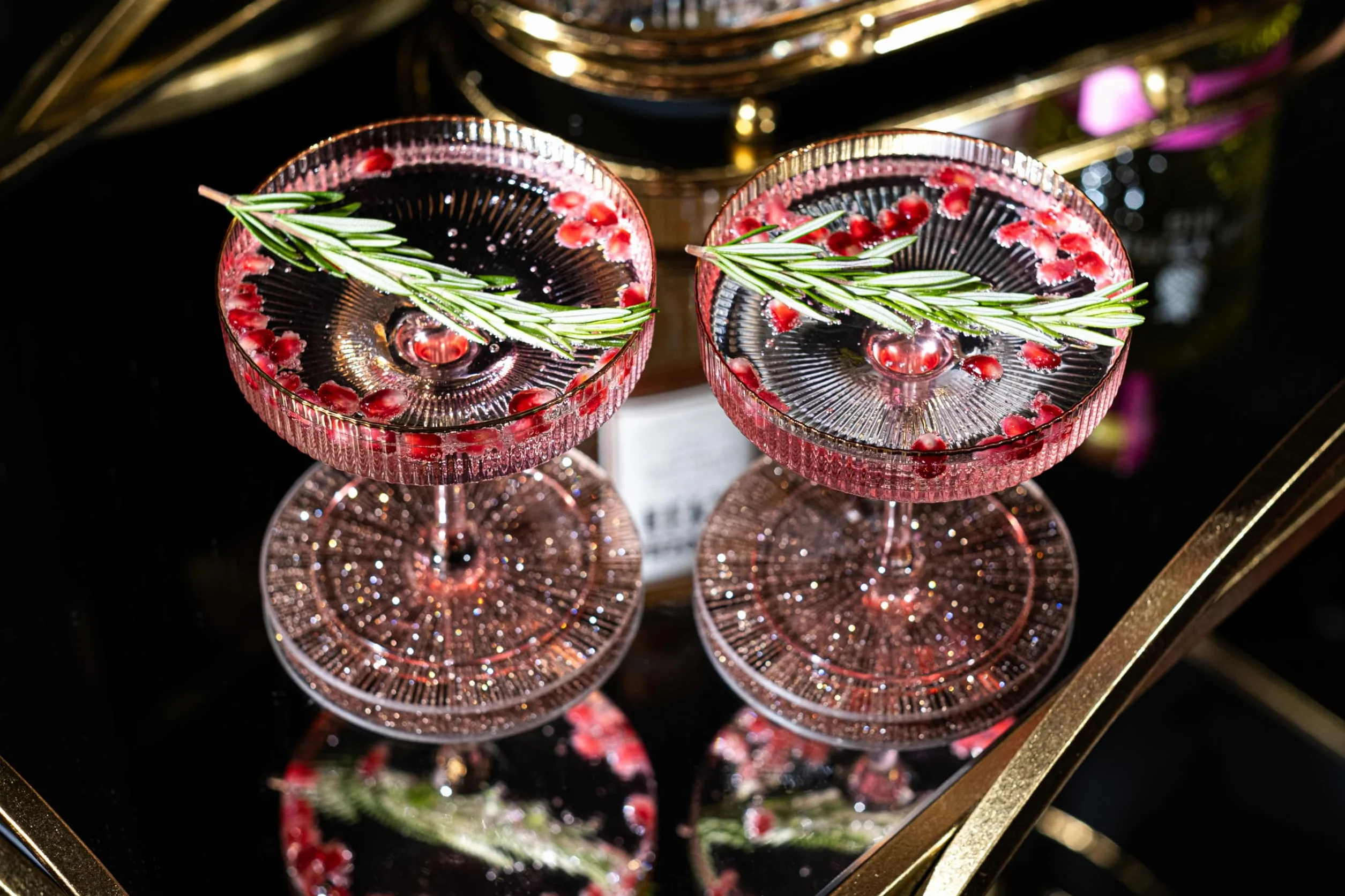 Set di bicchieri da cocktail vintage in stile Art Deco con nervature in delicato rosa con bordo dorato | Set di 4 | Bicchieri da 200 ml per cocktail di champagne, espresso martini, cosmopolitan