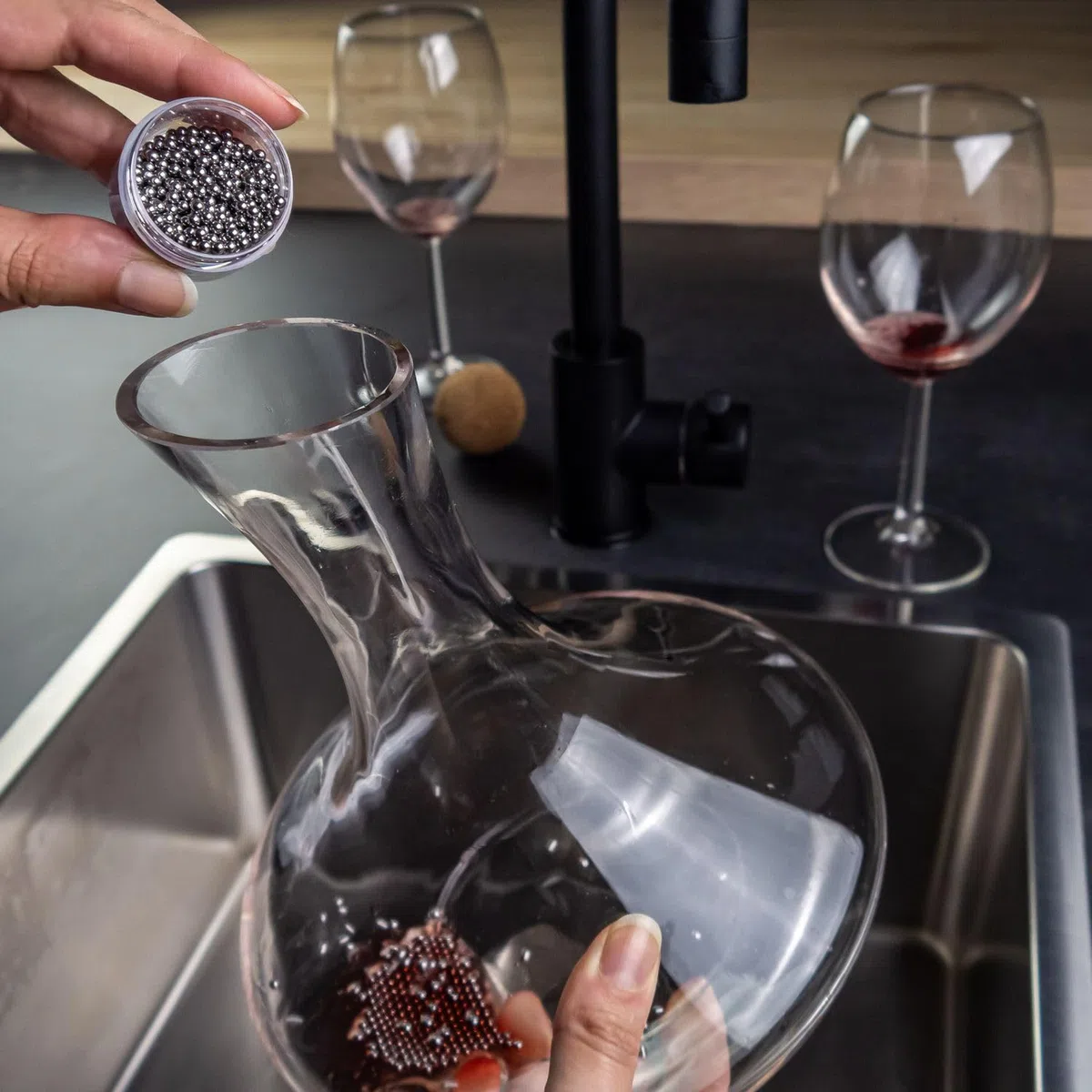 Intirilife caraffa in vetro da 1,8 litri per vino rosso con perle di pulizia - Capacità decanter 750ml - Decanter in vetro cristallo senza piombo Aeratore per vino soffiato a bocca Caraffa per vino