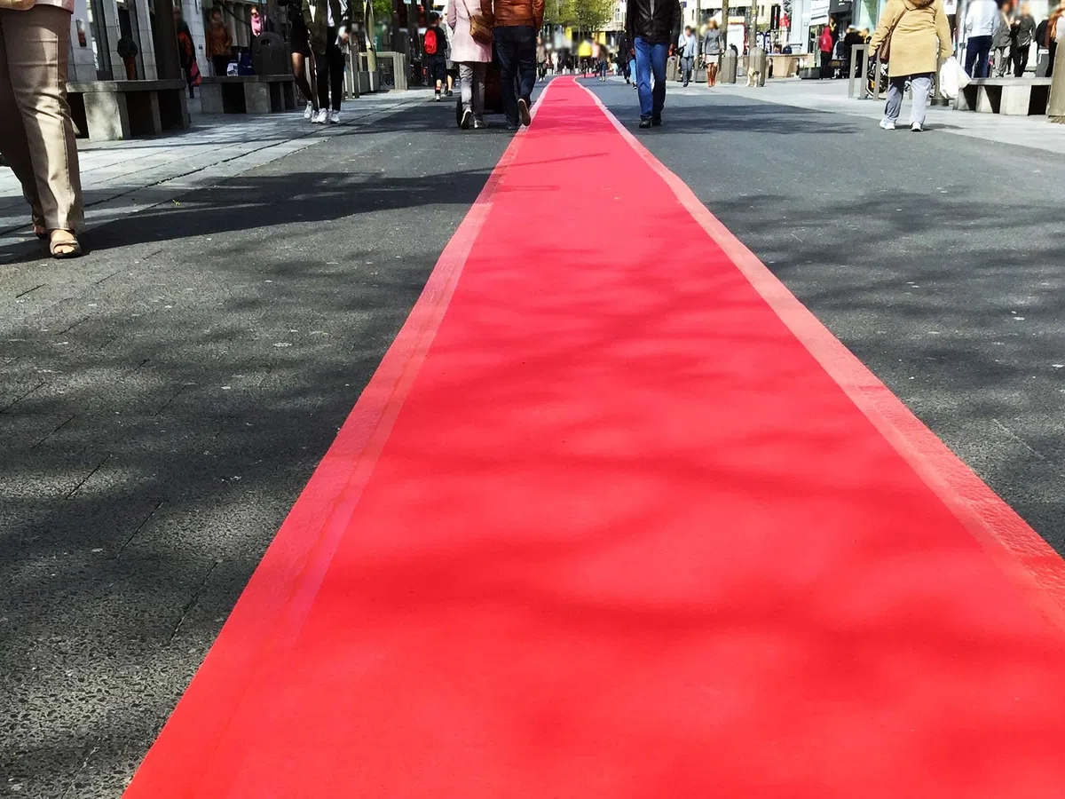 Tappeto Rosso per Matrimonio PODIUM - 1,00m x 2,00m, Passatoia Rossa Matrimonio, Cerimonie, Evento e Negozi | Resistente Al Fuoco | Tappeto Runner Rosso Chiesa, Sfilata e Cerimonie