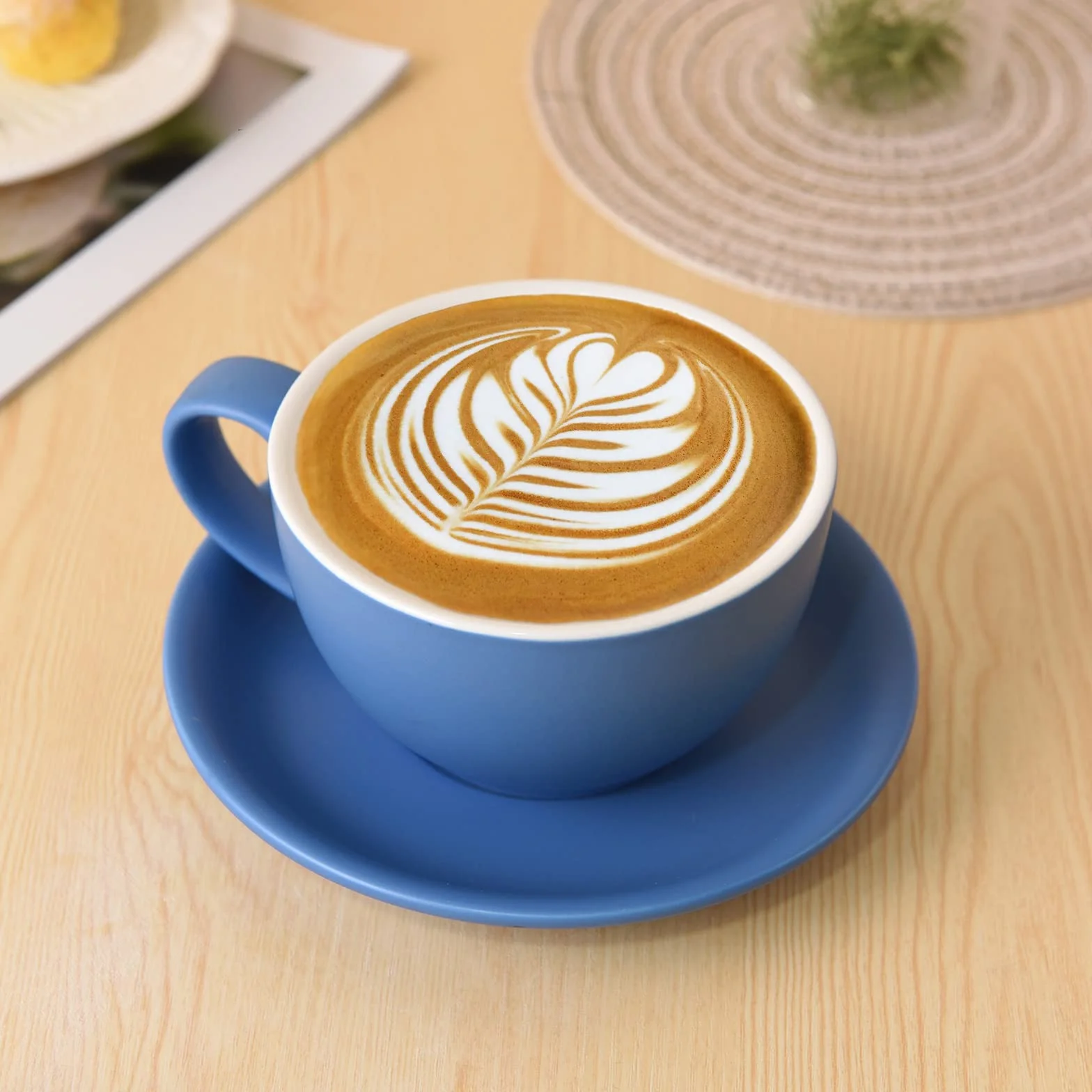 Yundu Set di 4 tazze da cappuccino da 300 ml – tazze da caffè in ceramica con piattini, mix di tonalità scure opaco per latte Art & Barista, grandi tazze e piattini per moka