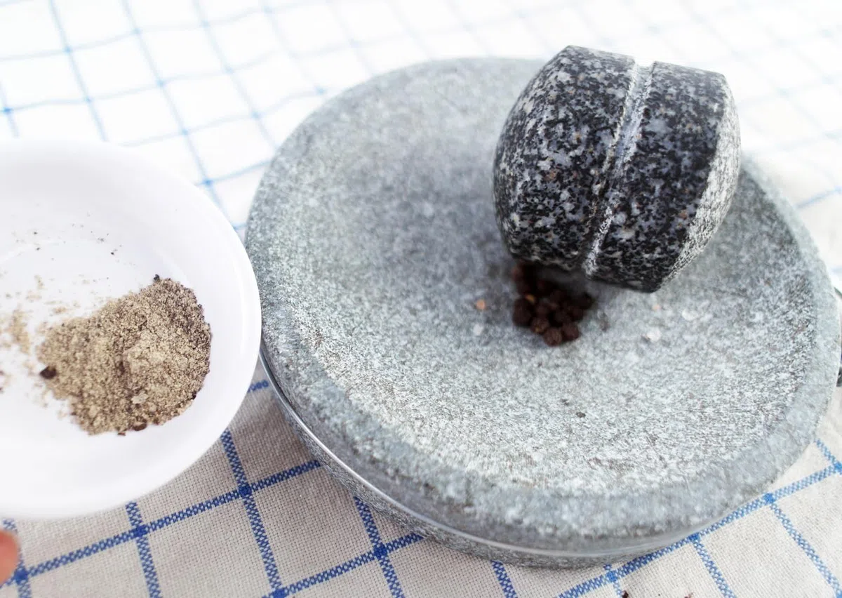 Set con mortaio e pestello in granito di piccole dimensioni, 15 cm/6 pollici, con piastra in pietra per spezie e sale, ideale per campeggio e uso primitivo