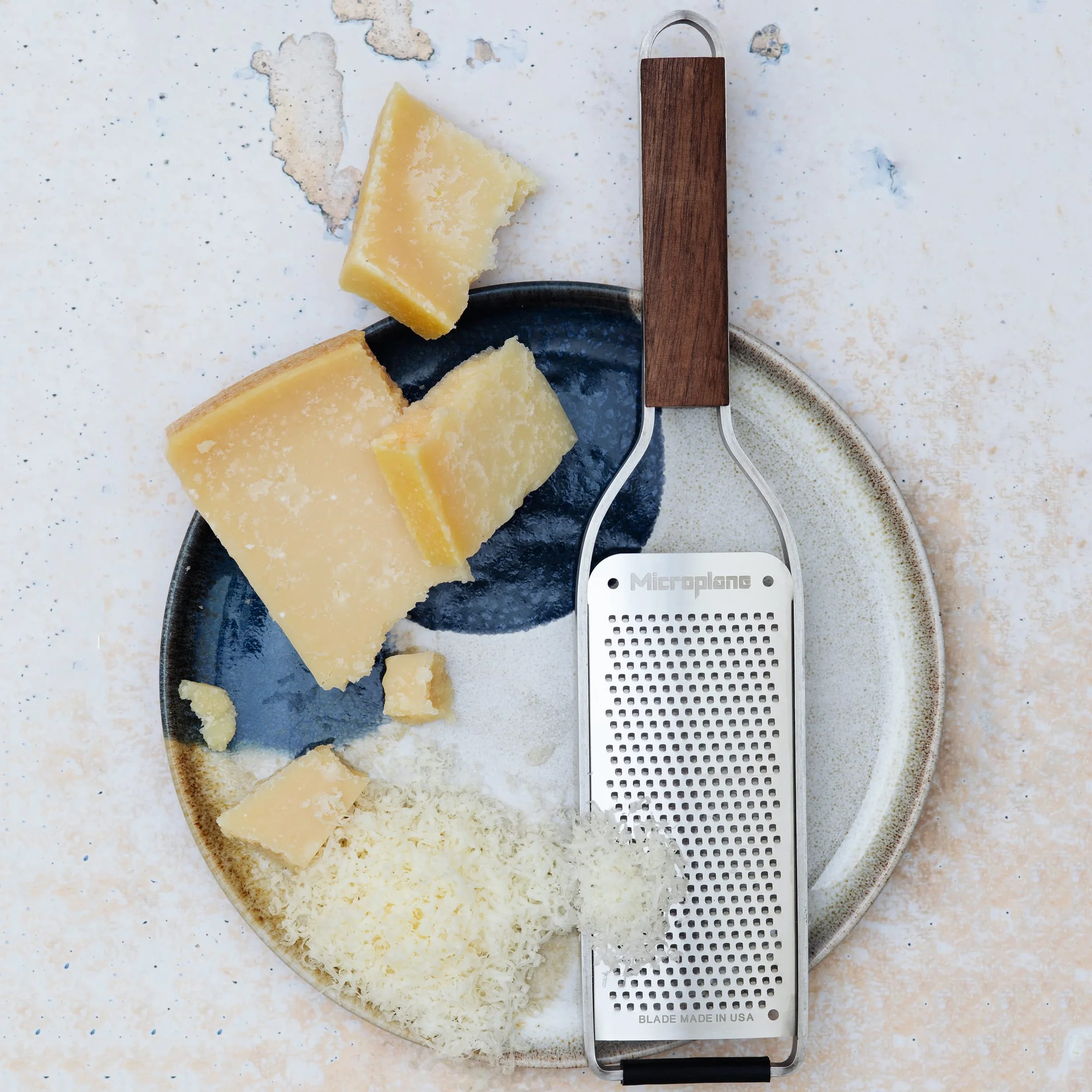 Microplane Grattugia Lama fine per Formaggio a Pasta Dura, Agrumi, Aglio, Peperoncini, Cannella e Noce Moscata con Manico in Legno di Noce e Lame in Acciaio Inossidabile – Made in USA