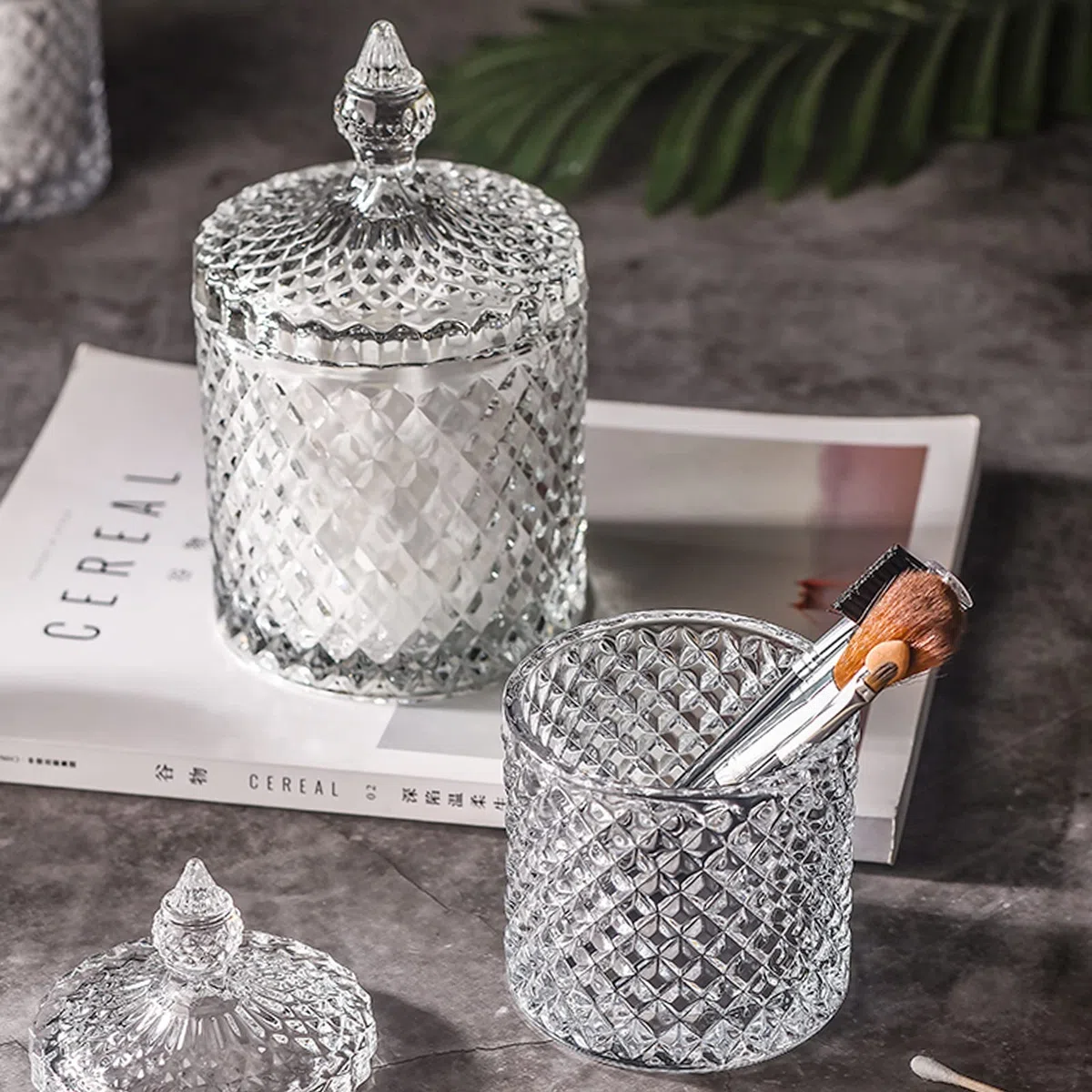 Qtip - Vasetti in vetro per farmaci, con coperchio, accessori per il bagno, organizer per il trucco e contenitori per tamponi di cotone, confezione da 2 pezzi piccoli e grandi, trasparenti