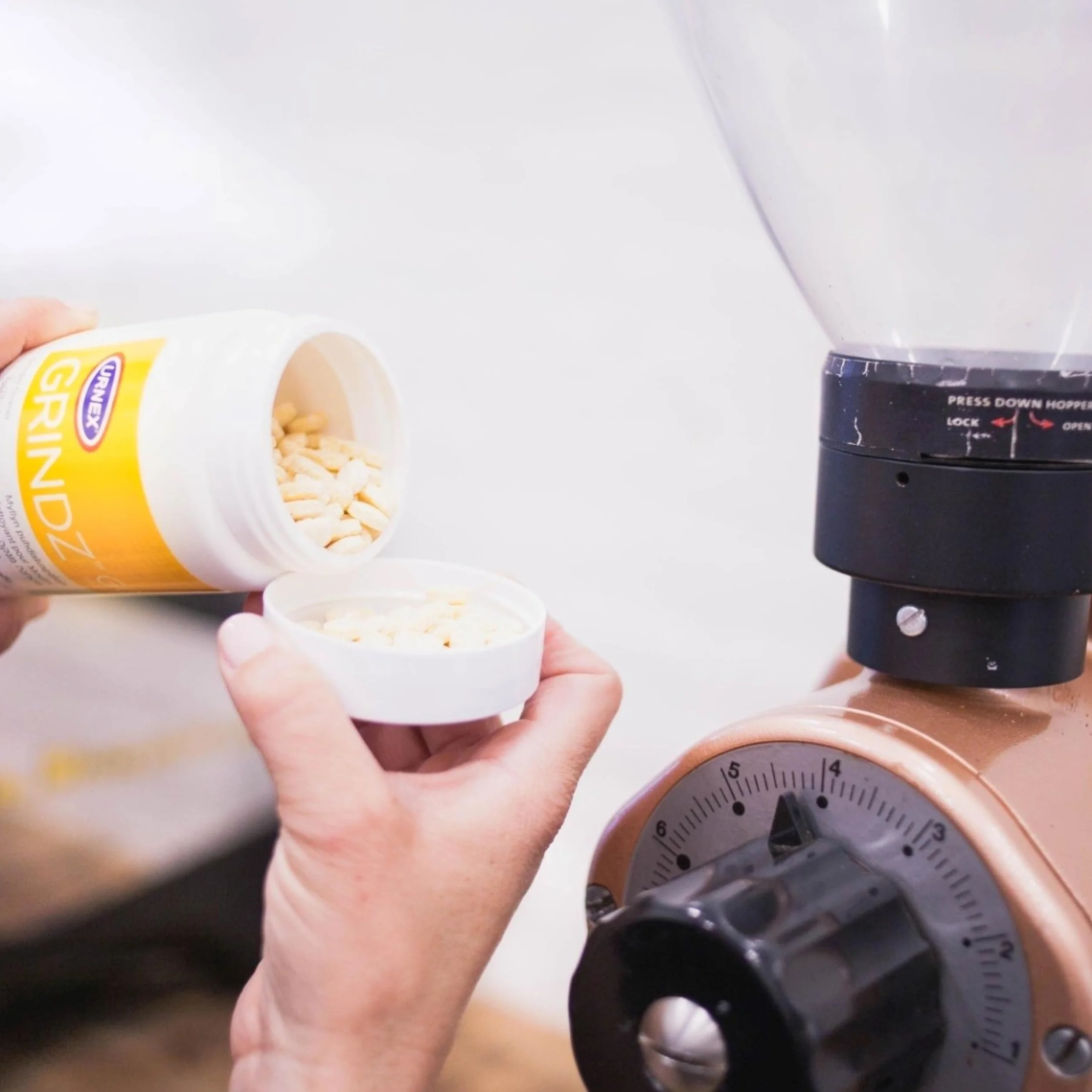 Urnex Grindz - Compresse per la Pulizia di Macinacaffè - Prodotti per la Pulizia - 430 g