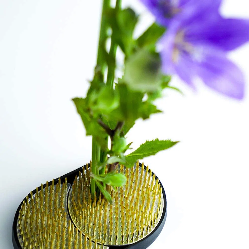 Wazakura Kenzan Intrecciato per Ikebana 93x59mm, Fatto in Giappone, Porta Fiori Pin Frog per l'Arrangiamento Floreale - Kenzan Sole e Luna in Ottone