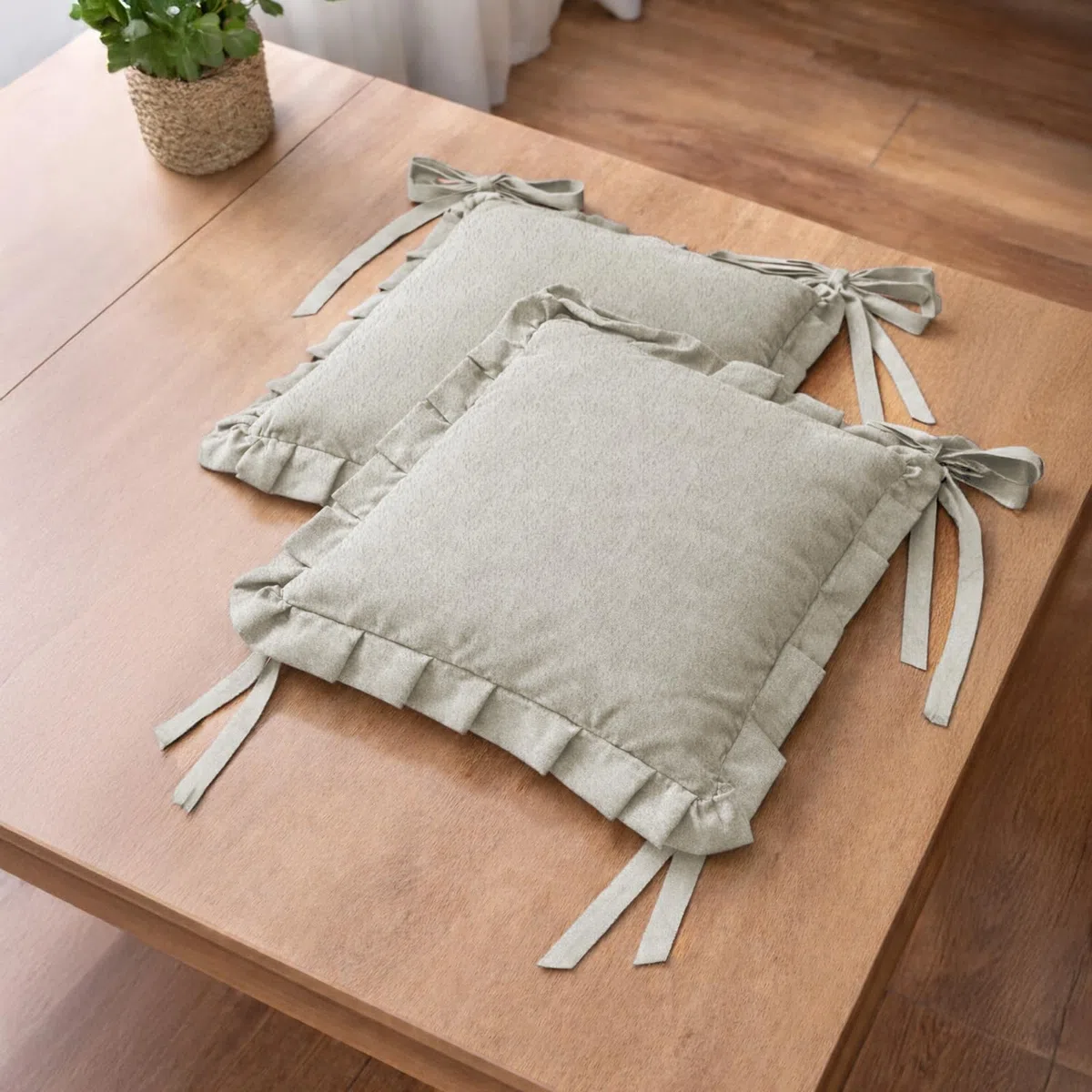 HAND Set 4 Cuscini per Sedie con Lacci Antiscivolo, Sfoderabili, Imbottitura Inclusa, Dimensioni con bordi 45x45 cm, Adatto per Cucina, Interni ed Esterno (Beige)