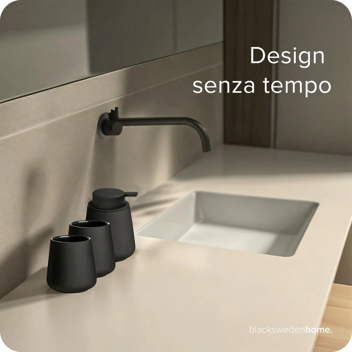 Black Sweden Home Set Bagno Accessori Completo - Ceramica di Alta Qualità - Dispenser Sapone, 2 Bicchieri, Spazzola WC Rimovibile - Design Nordico Nero Opaco con Rivestimento in Gomma - 4 pezzi