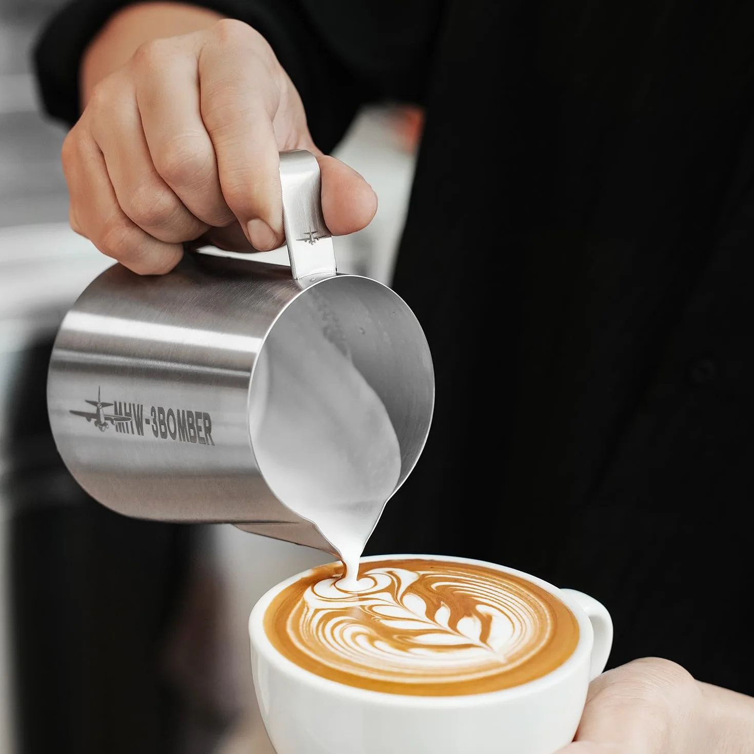 MHW-3BOMBER Brocca per latte in acciaio inox, 500 ml, professionale per barista, bricco per caffè espresso e latte art, con design Hawksbill, accessori barista, colore: Glossy, modello P5002S