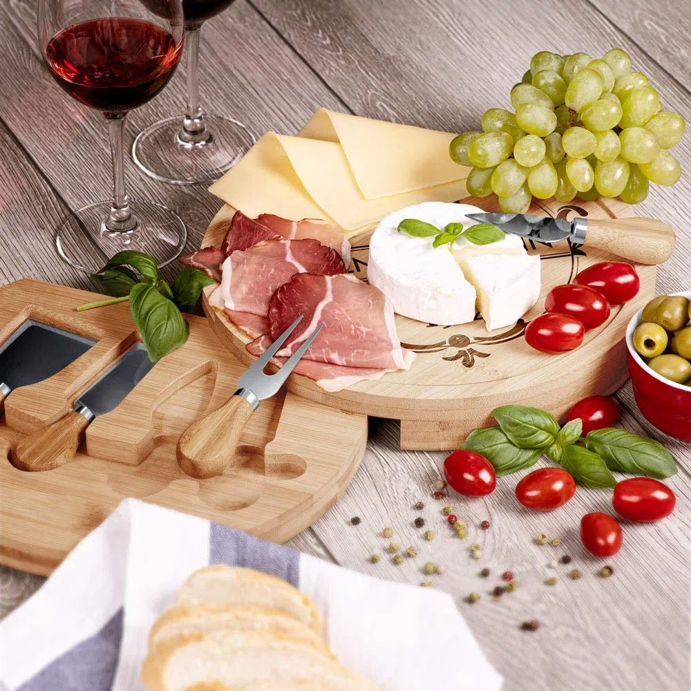 Maverton Tagliere per formaggio in legno - H3,6 cm x Ø25 cm - set 3 coltelli 1 forchetta - incisione personalizzata - regalo SanValentino per coppia - regalo di Natale - punto di partenza