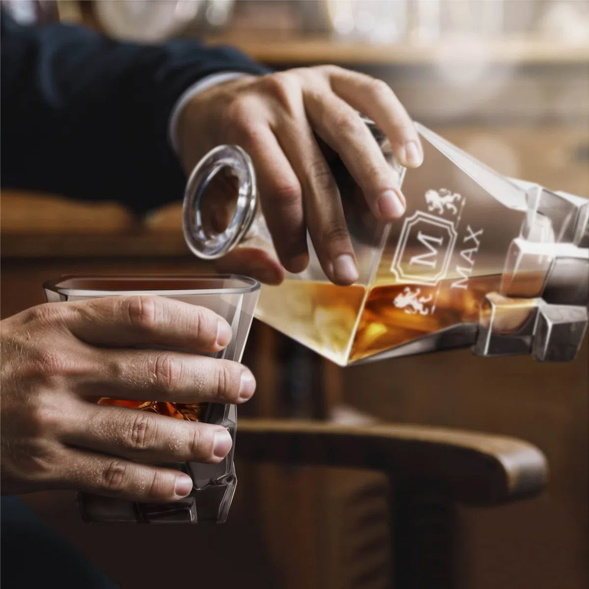 Maverton Caraffa in vetro per whisky - ideale per alcolici e liquori - 950 ml - incisione personalizzata - unica per l’ uomo - ottima per acqua - pensiero speciale per Lui - iniziale