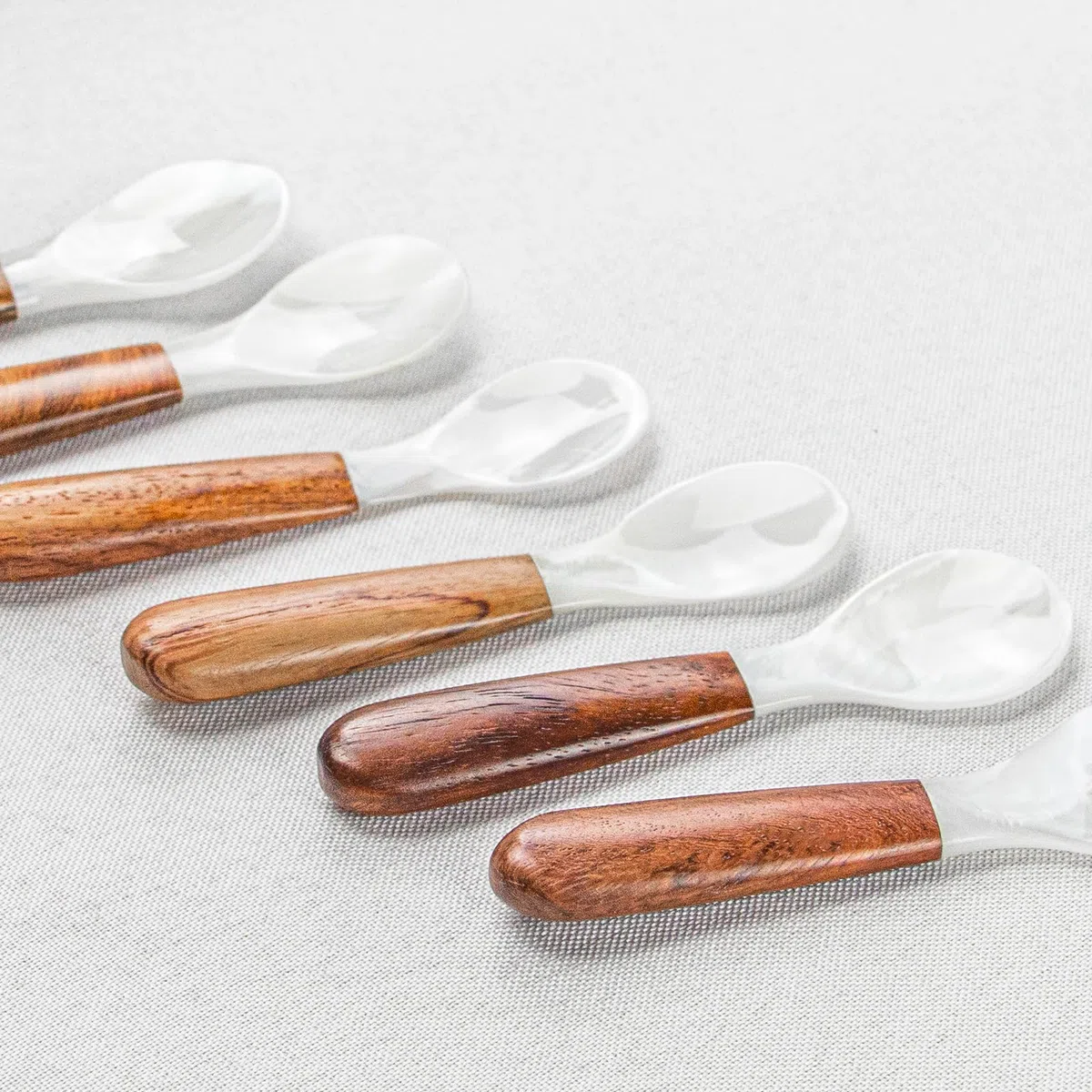 DUEBEL Set di 6 cucchiai di caviale con manico in legno, 12 cm, cucchiaio in madreperla per caviale, riserve uova, catering