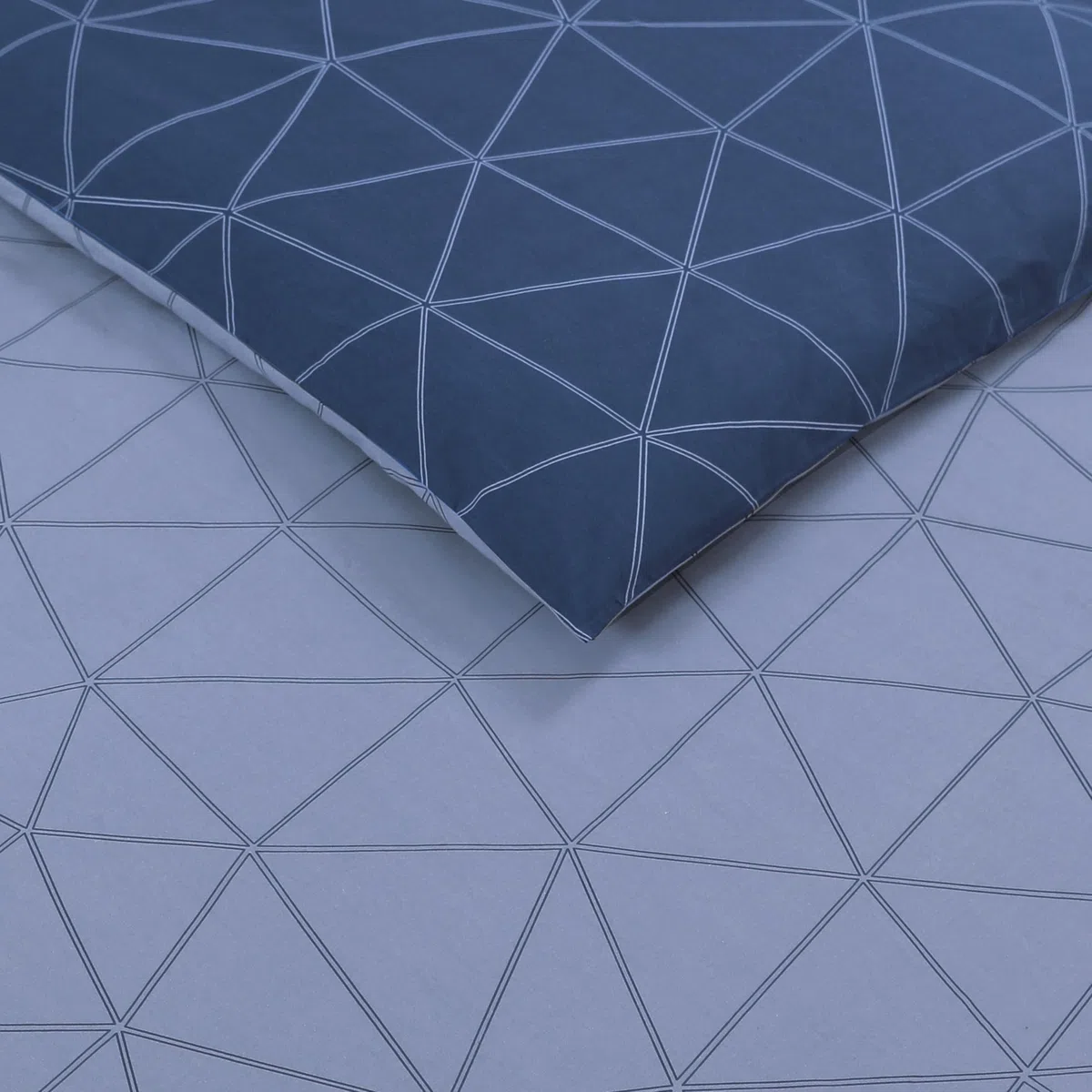 VISION Hugo Blu - 100% cotone - Set Copripiumoni matrimoniale reversibile 240 x 220cm con 2 federe 65 x 65cm per letto matrimoniale - Tessuto morbido e confortevole - Certificato Oeko-Tex