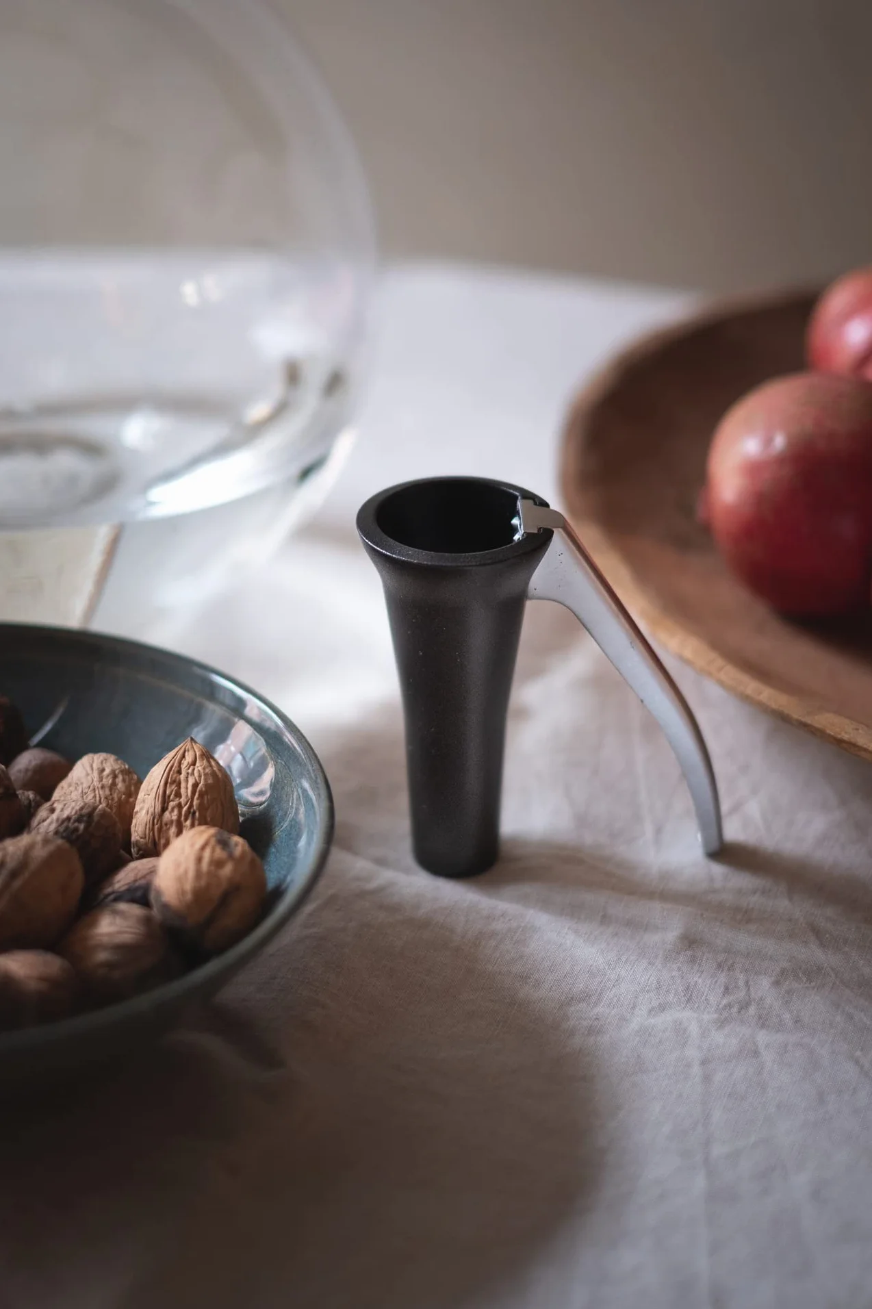 Drosselmeyer Schiaccianoci di Design - Efficace su noci di tutte le dimensioni con il minimo sforzo - Schiaccianoci resistente - Molto forte e robusto - Progettato e prodotto in Svezia (Nero)