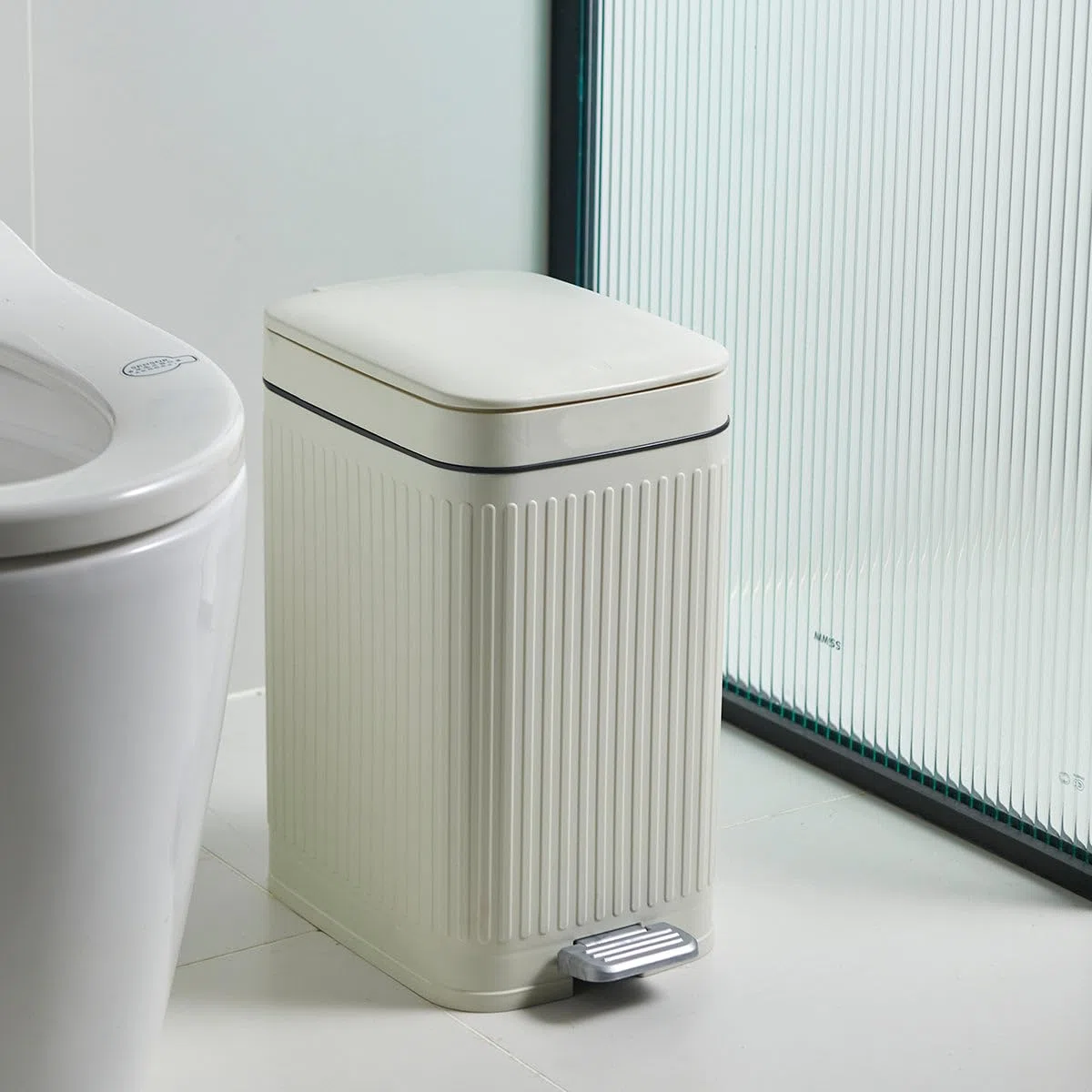 KITCHEN MOVE Pattumiera a pedale rettangolare stretta in plastica 10L AURA Bianco