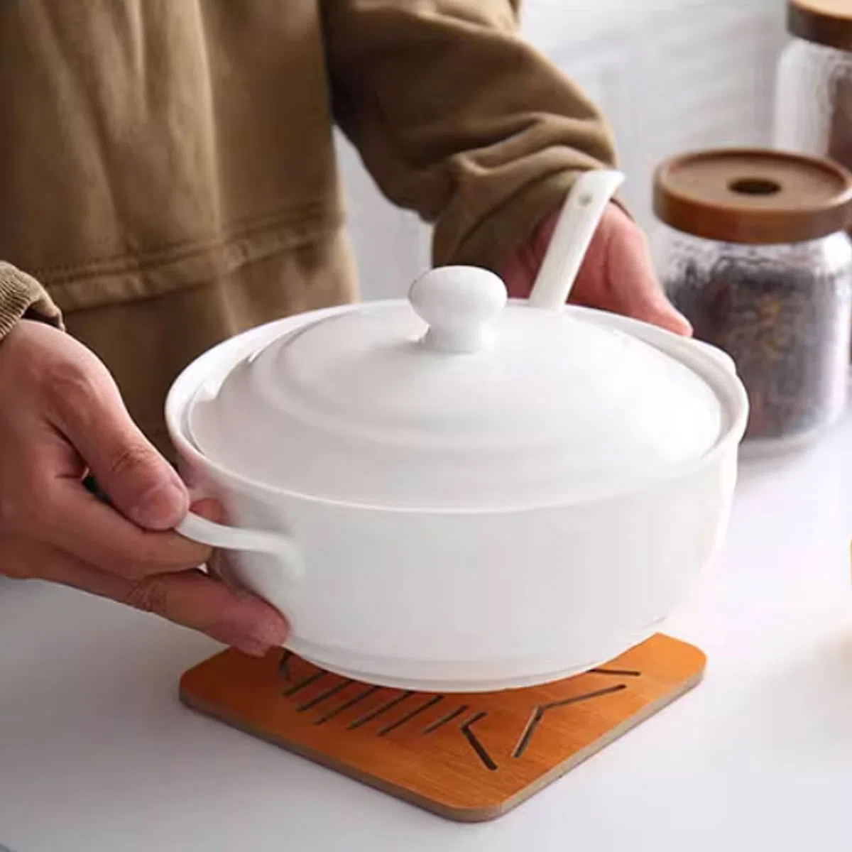 Zuppiera in ceramica con coperchio e mestolo, durevole e adatta al microonde, ideale per ristoranti, feste a casa e uso in cucina
