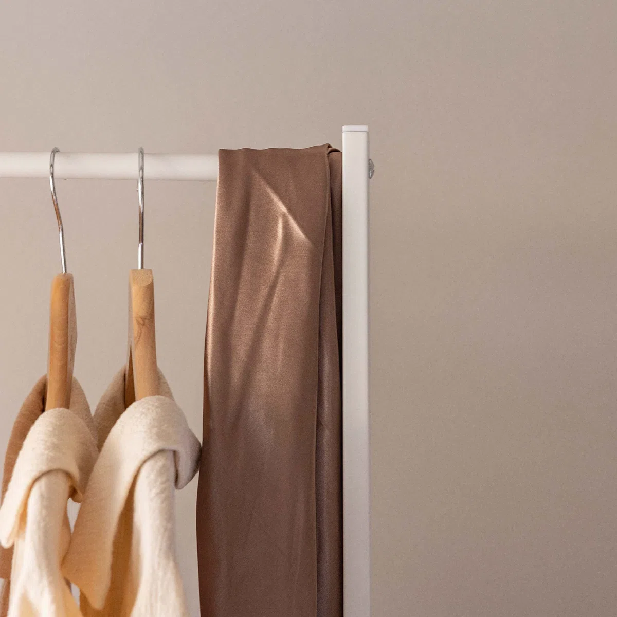 Newlux - Appendiabiti da Terra Resistente Fino a 20kg Hangy One 20 Con Scarpiera. Attaccapanni da Terra Metallico | Grande Stabilità | Facile Montaggio | 50x40x160cm | Bianco
