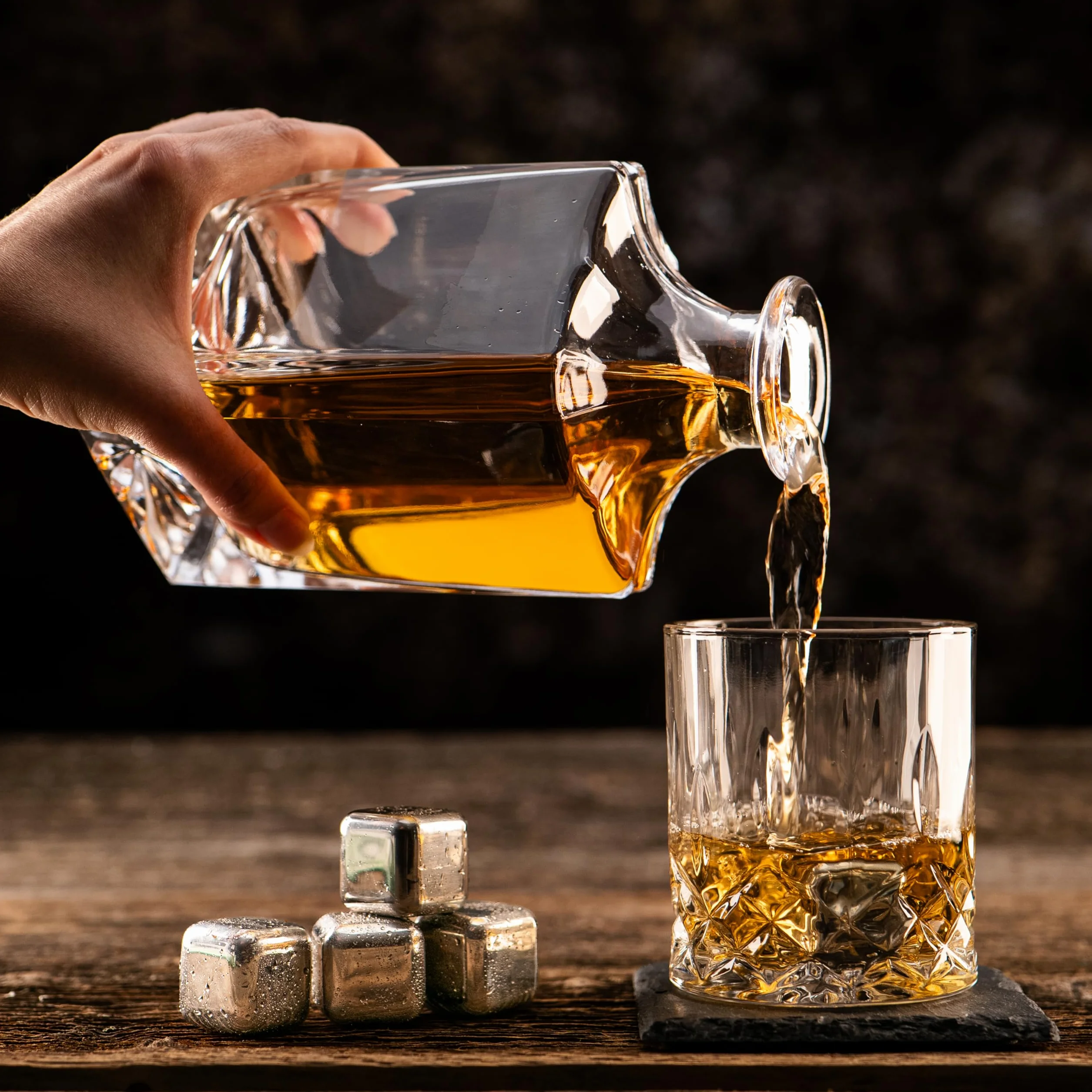 Whiskey Decanter per Whisky - Set Regalo per Uomo al Compleanno - Decanter 700ML, Scatola Regalo, 2 Bicchieri da Whiskey x 310ML, 4 Pietre di Whisky, Accessori