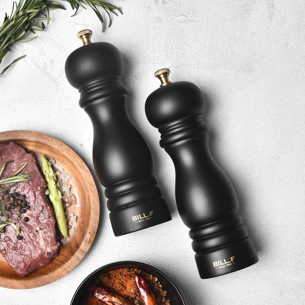 Bill F Since 1983 - Set macina sale e pepe, 2 pezzi, in legno di gomma, con macinapepe nero opaco, con nucleo in ceramica, 17,8 cm