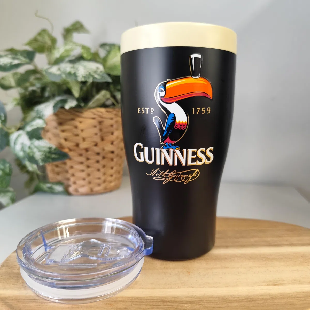 Guinness Tazza da viaggio isolata a forma di tucano