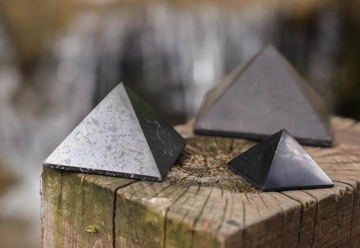 Heka Naturals Piramide di Shungite Non Levigata Pietra Nera Set di 3 | 5 cm – Decorazioni Casa Shungite Pietra Naturale Prodotti - Pietre Chakra Cristalli Curativi Meditazione