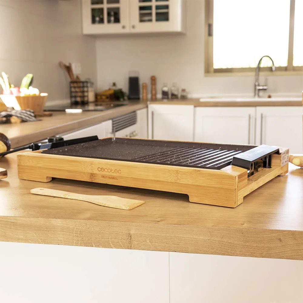 Cecotec Piastra-grill elettrica Tasty&Grill 2000 Bamboo MixStone. 2000 W, con struttura bambù, termostato regolabile e piastra antiaderente, rivestimento RockStone