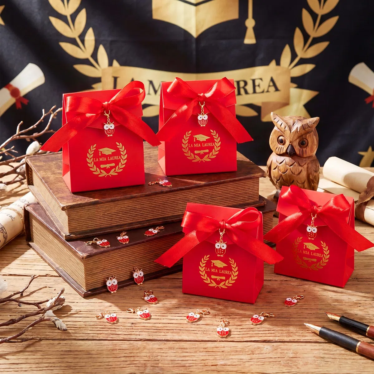 BBTO 50 Sets Scatoline Portaconfetti Laurea 50 Portachiavi Portafortuna 50 Scatoline Portaconfetti 50 Bigliettini Bomboniera 1 Nastro Regalo per Festa Cerimonia Decorazione(Gufo)