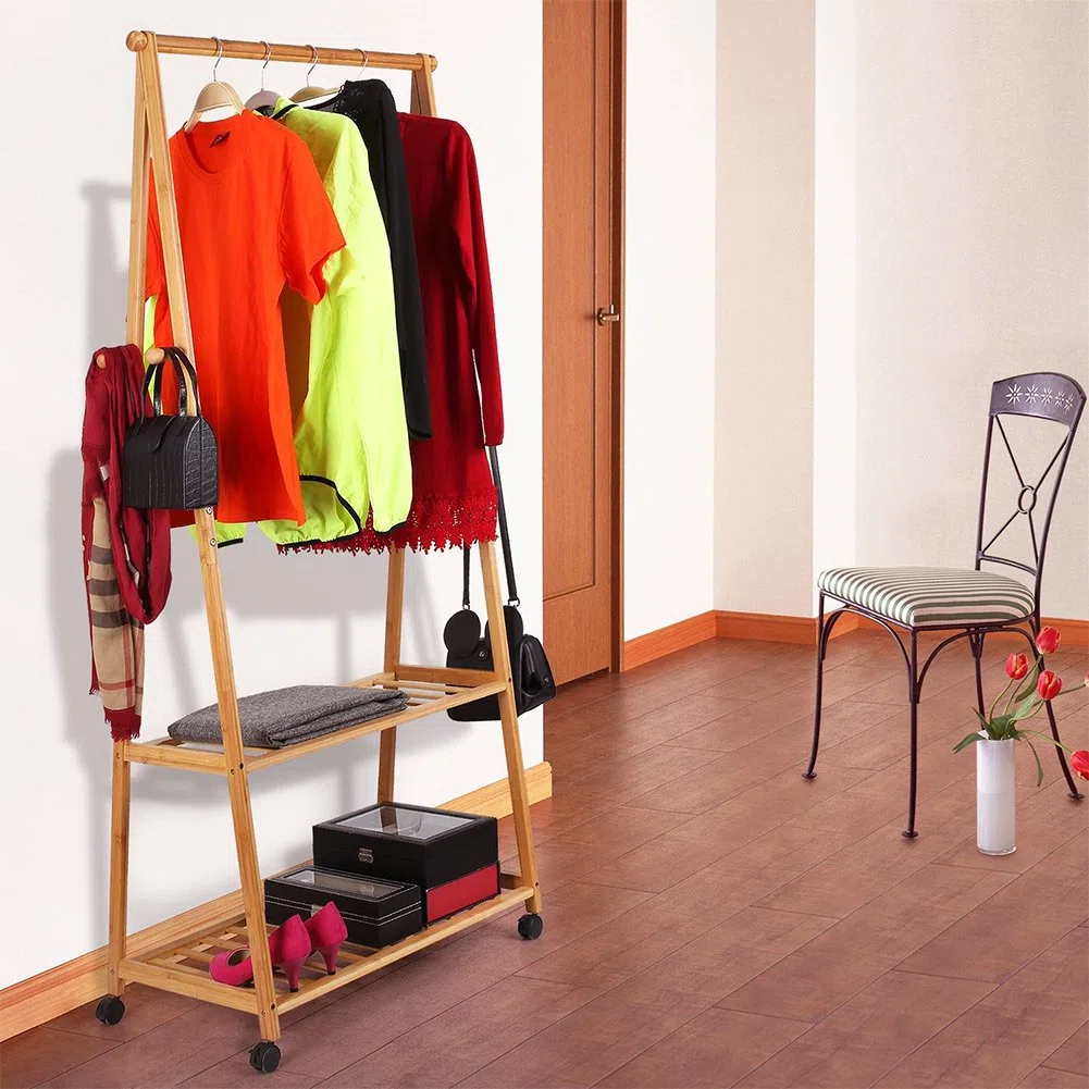 BAKAJI Stand Appendiabiti in Legno di Bambu per Camera da Letto Ingresso con Ruote Girevoli 2 Ripiani Porta Abiti Asta per Grucce e Ganci Laterali Dimensione 70 x 33 x 153 cm Colore Bamboo Naturale