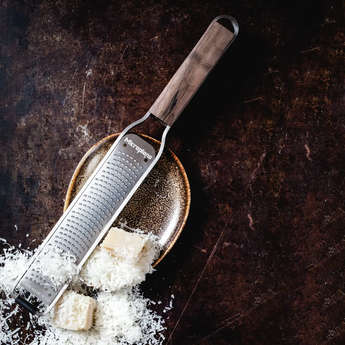 Microplane Grattugia Zester per Agrumi, Formaggio a Pasta Dura, Zenzero, Cioccolato e Noce Moscata con Manico in Legno di Noce e Lame in Acciaio Inossidabile – Made in USA