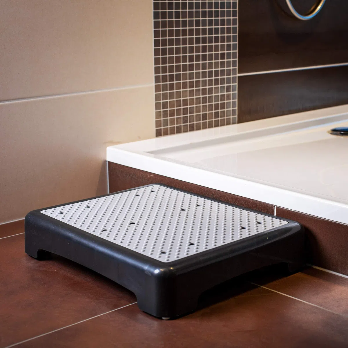 UPP Scaletta per interni ed esterni fino a 200 kg, aiuto per anziani o poggiapiedi per bambini con sicurezza antiscivolo | sgabello e aiuto per la salita per bagno, cucina e soglia della porta