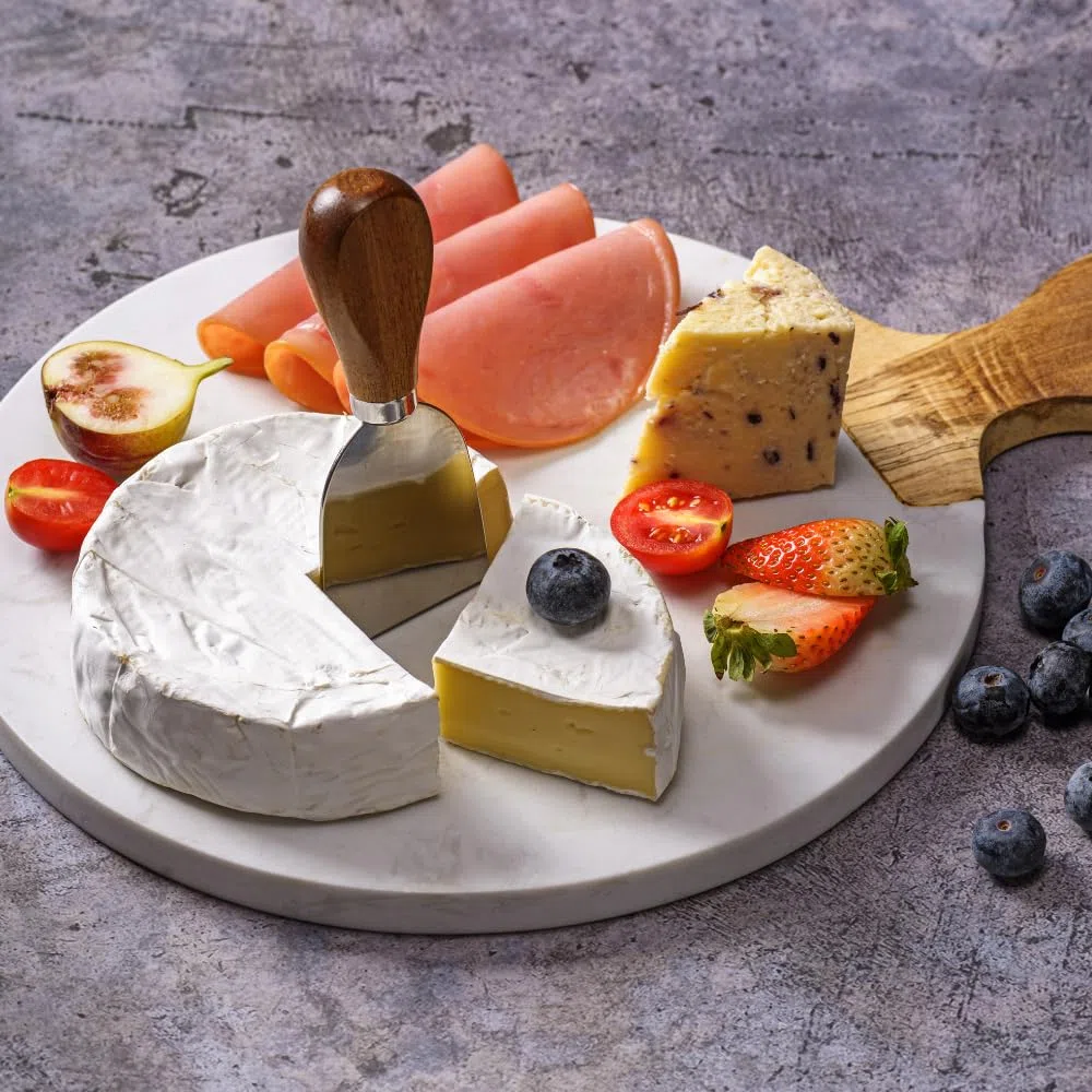 Kadum Tagliere da portata Carrara in marmo bianco e legno di acacia con manico in legno, tagliere rotondo in marmo, per colazione, cucina, formaggio, Ø 25 cm, set da 1