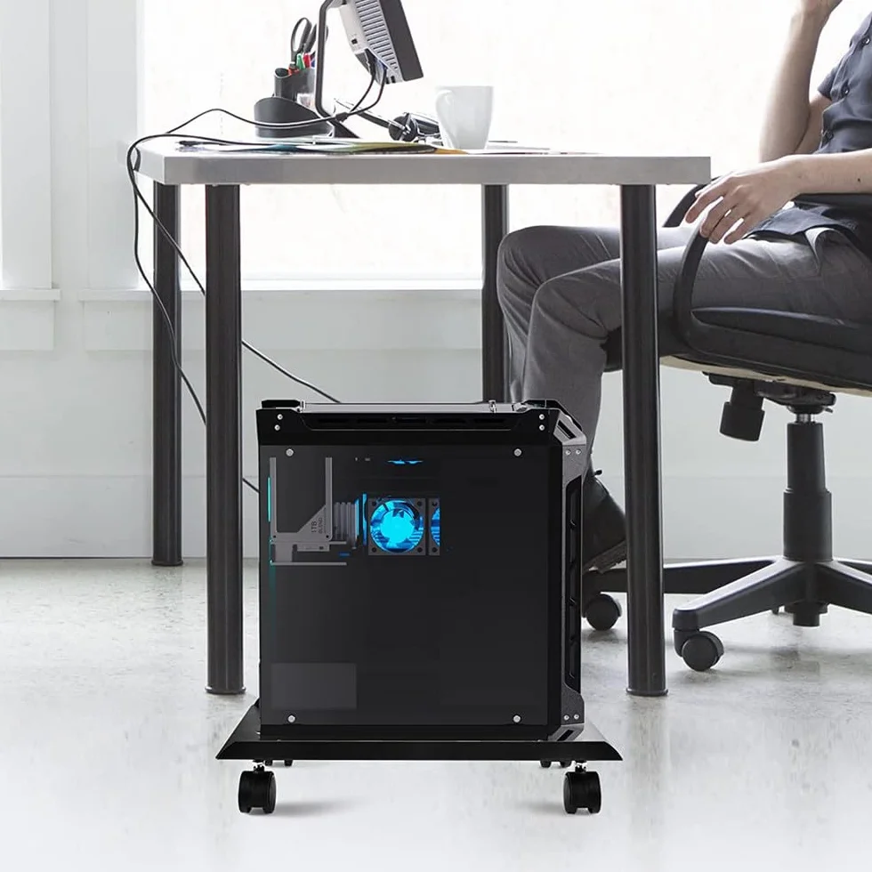 Supporto per PC Case Stand, Supporto per PC Case con 4 Rotelle, Regolabile Computer CPU Holder con Autoadesivo Clip Cavo, Adatto alla Maggior Parte dei Computer, Nero