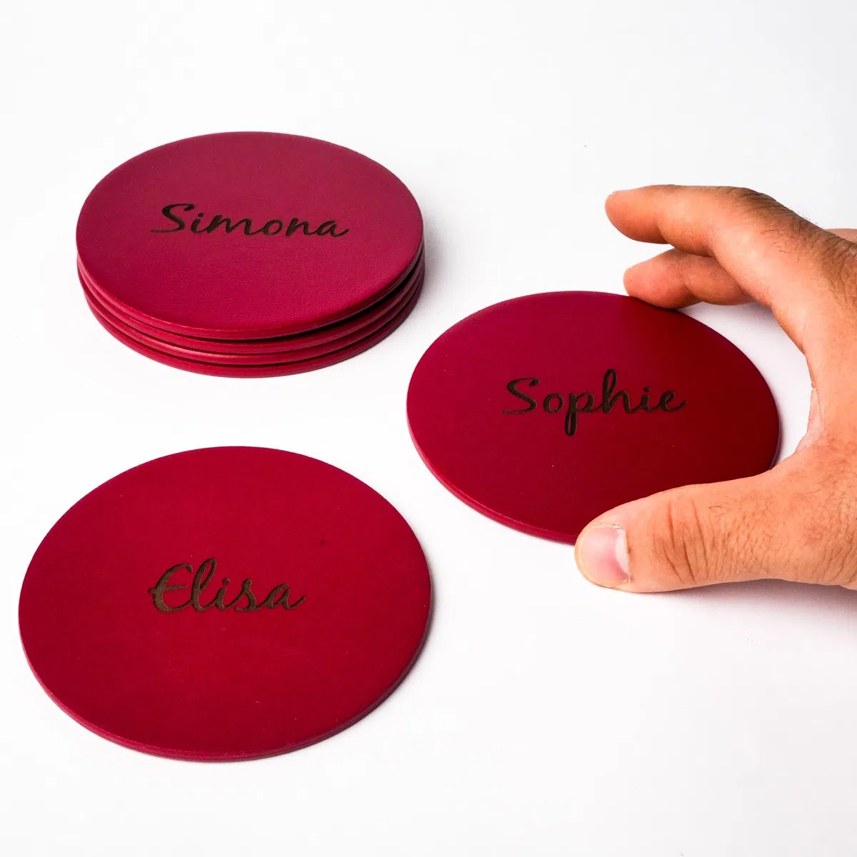 Kidia Sottobicchieri in Similpelle Personalizzati – Set 6 (Ø 10 cm) – Incisione Laser Nomi – 3 Strati Premium, Impermeabili, Eco-Sostenibili – Accessori Bar, Casa, Regalo (6, Rosso)