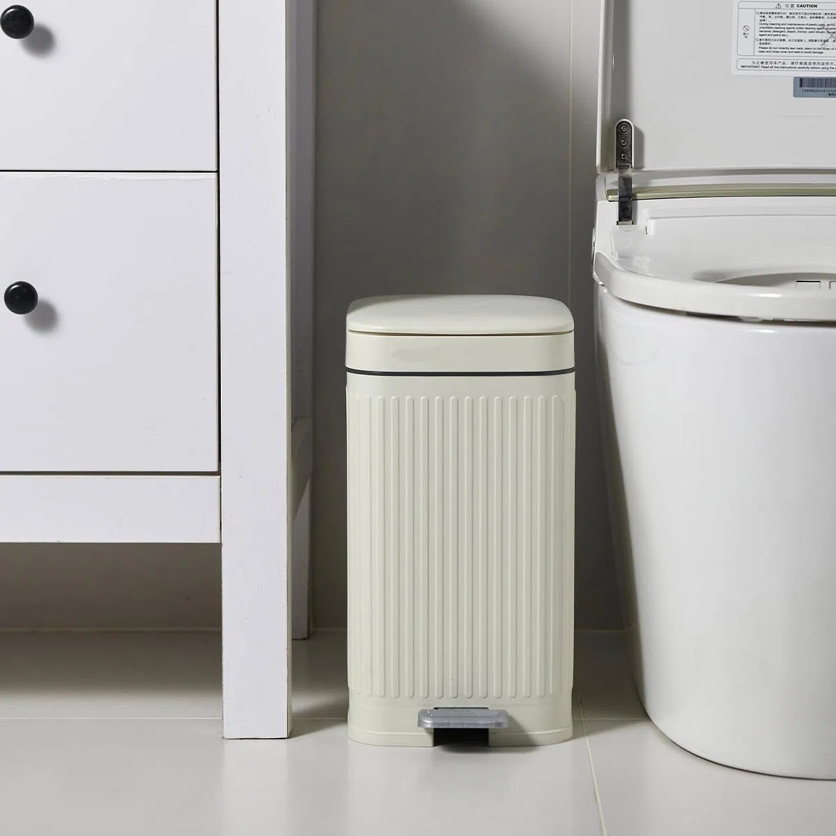 KITCHEN MOVE Pattumiera a pedale rettangolare stretta in plastica 10L AURA Bianco