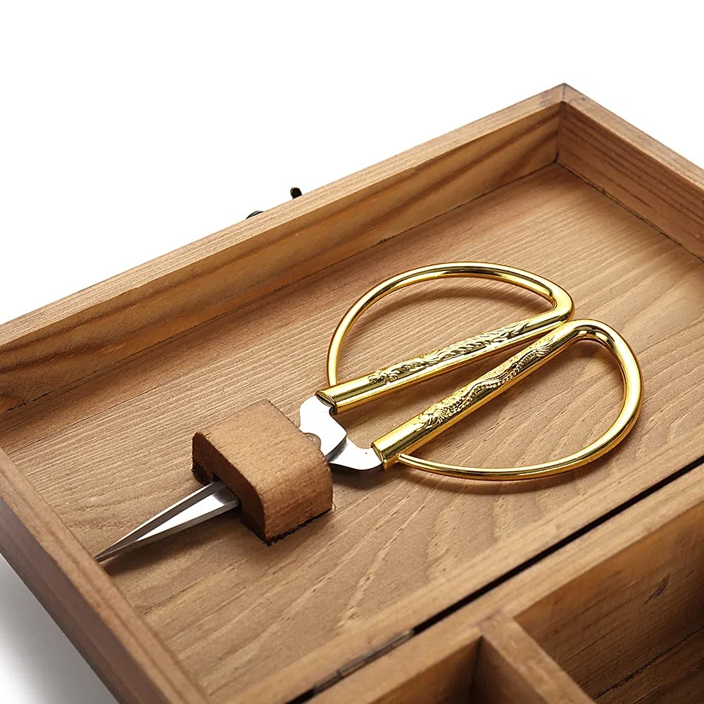 Scatola da cucito in legno con accessori per kit da cucito cestino da cucito con scomparti aghi spille filo forbici nozioni regalo per donne ragazze e adulti Sewing box with sewing kit accessory