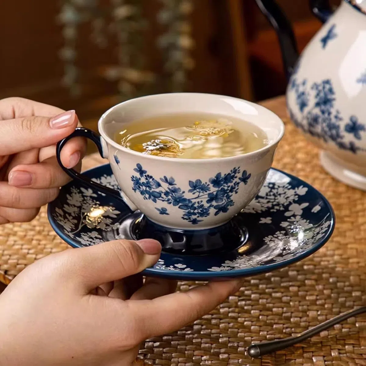 fanquare Elegante Set Tazzina da Caffè e Piattino in Porcellana 220ml,Tazza da Tè Vintage con Motivo Floreale Blu marino e bianco Servizio da Tè Pomeridiano Elegante per Casa e Ufficio