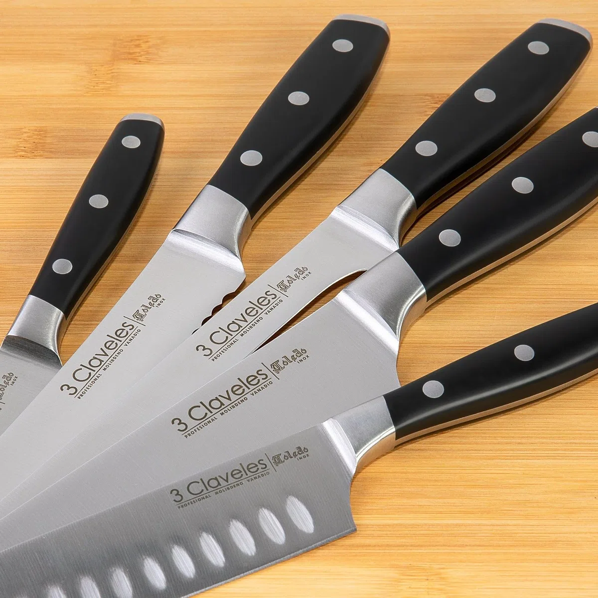 3 Claveles - Coltello Giapponese Santoku da Cucina | Coltelli da Cucina Professionali Multiuso. Coltello Santoku Coltello Carne Pesce Verdure. Affilato e per Cucina Professionale (18cm - 7”)
