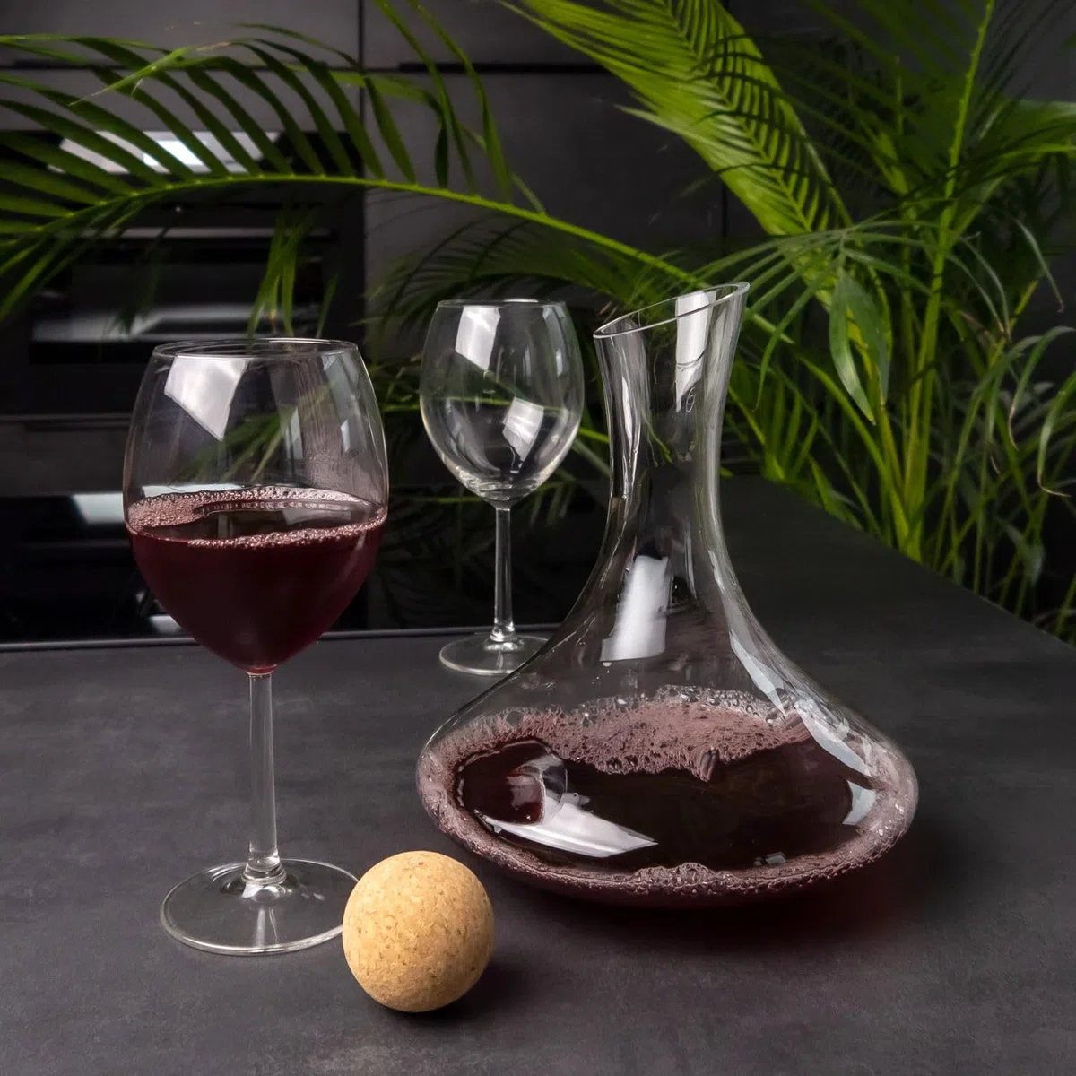 Intirilife caraffa in vetro da 1,8 litri per vino rosso con perle di pulizia - Capacità decanter 750ml - Decanter in vetro cristallo senza piombo Aeratore per vino soffiato a bocca Caraffa per vino