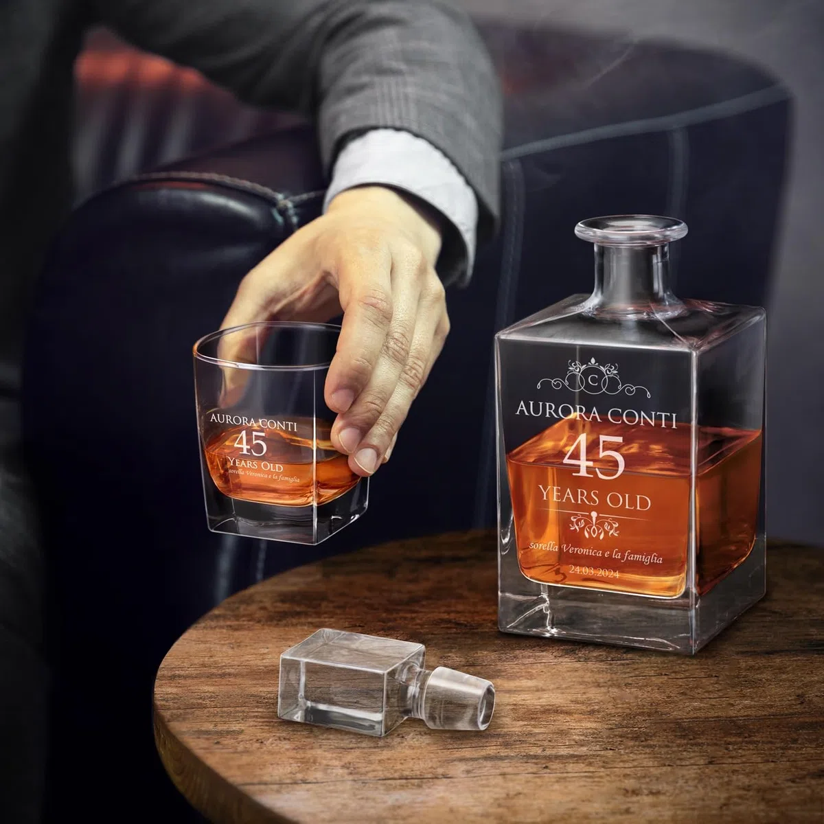 Maverton Decanter per whisky in vetro 810 ml - incisione personalizzata - Caraffa in vetro con tappo - Bottiglia per whisky e rum - pensiero originale per donna - per compleanno - Auguri