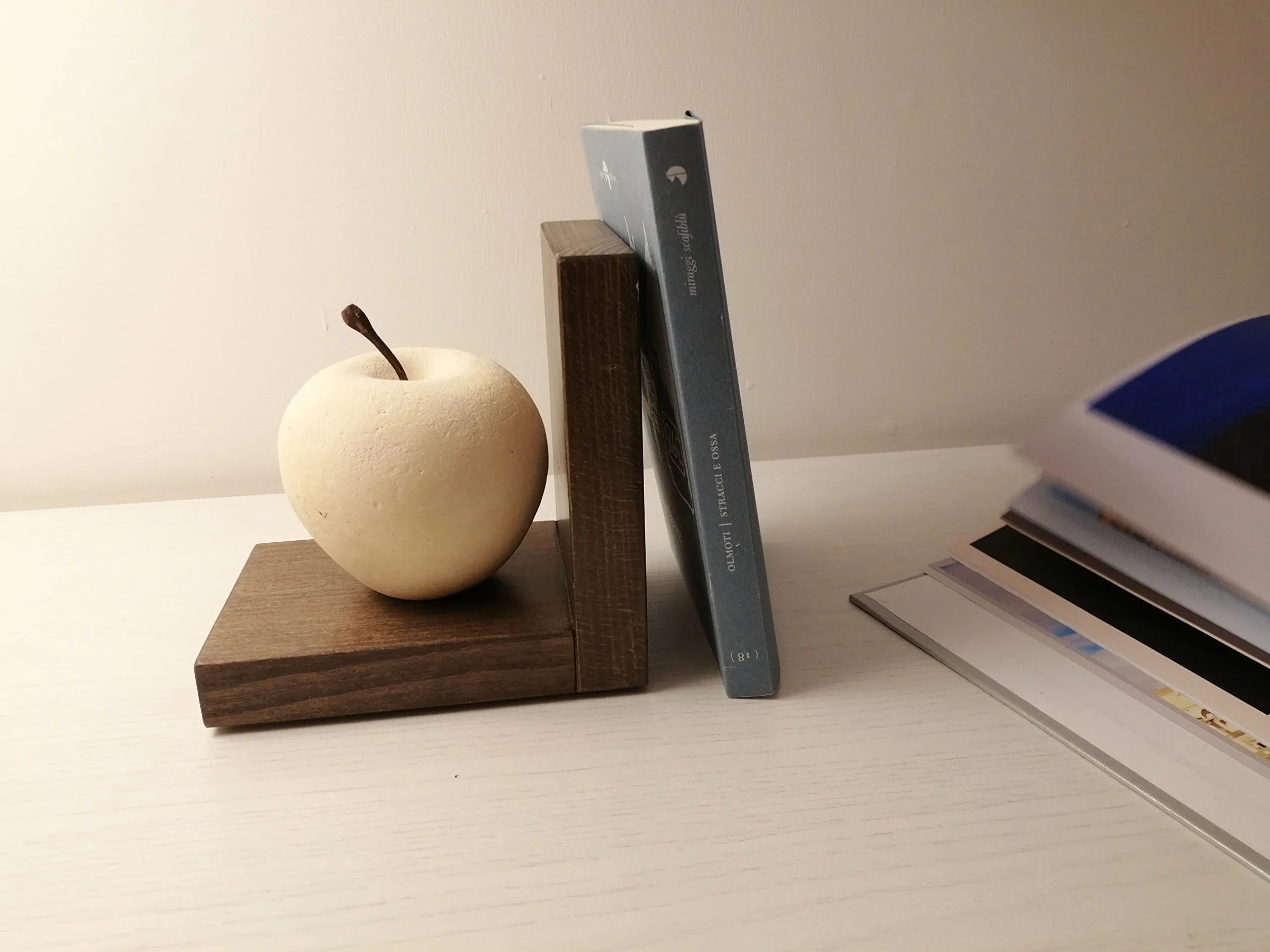 Fermalibri A Forma Di Mela Scultura In Pietra Su Base In Legno Fermalibro Cameretta Prodotto Artigianale Made In Italy - Q027m