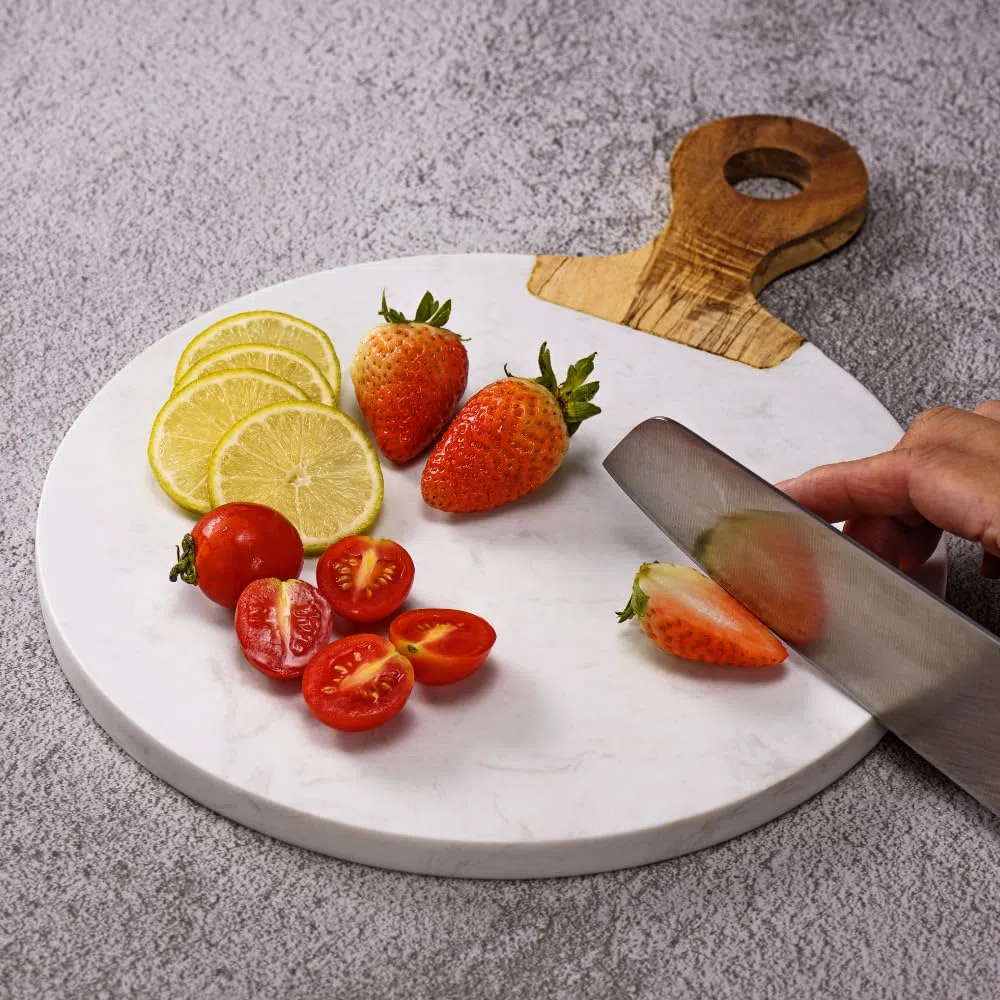 Kadum Tagliere da portata Carrara in marmo bianco e legno di acacia con manico in legno, tagliere rotondo in marmo, per colazione, cucina, formaggio, Ø 25 cm, set da 1