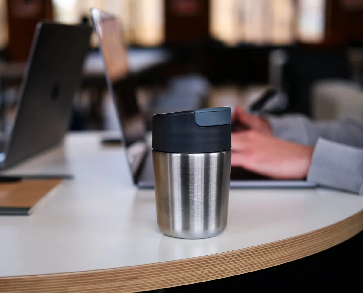 Joseph Joseph Sipp - Tazza da viaggio per caffè e the, Bicchiere termico con coperchio, a prova di perdite, riutilizzabile- 340 ml, Acciaio Inox