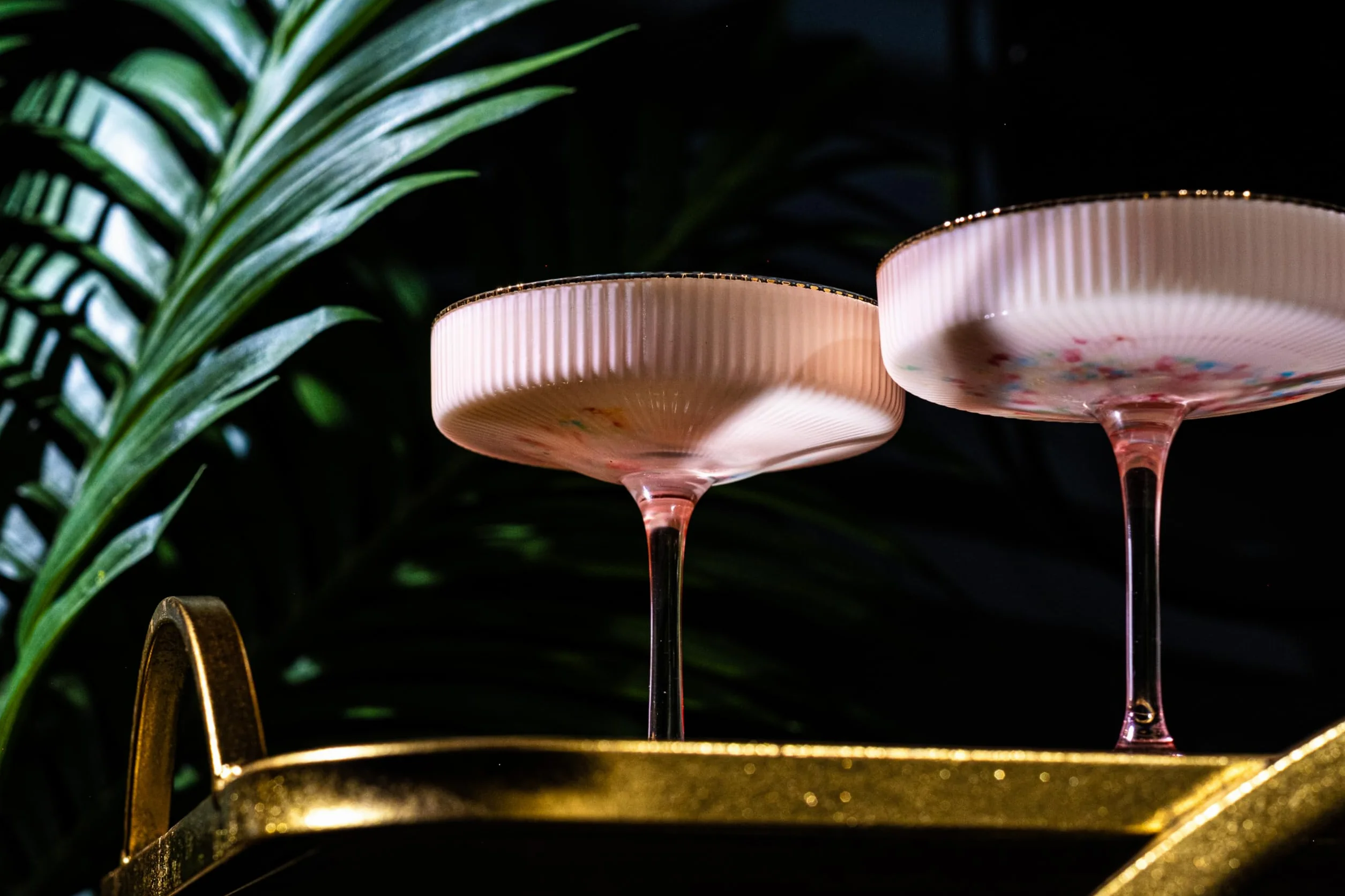 Set di bicchieri da cocktail vintage in stile Art Deco con nervature in delicato rosa con bordo dorato | Set di 4 | Bicchieri da 200 ml per cocktail di champagne, espresso martini, cosmopolitan