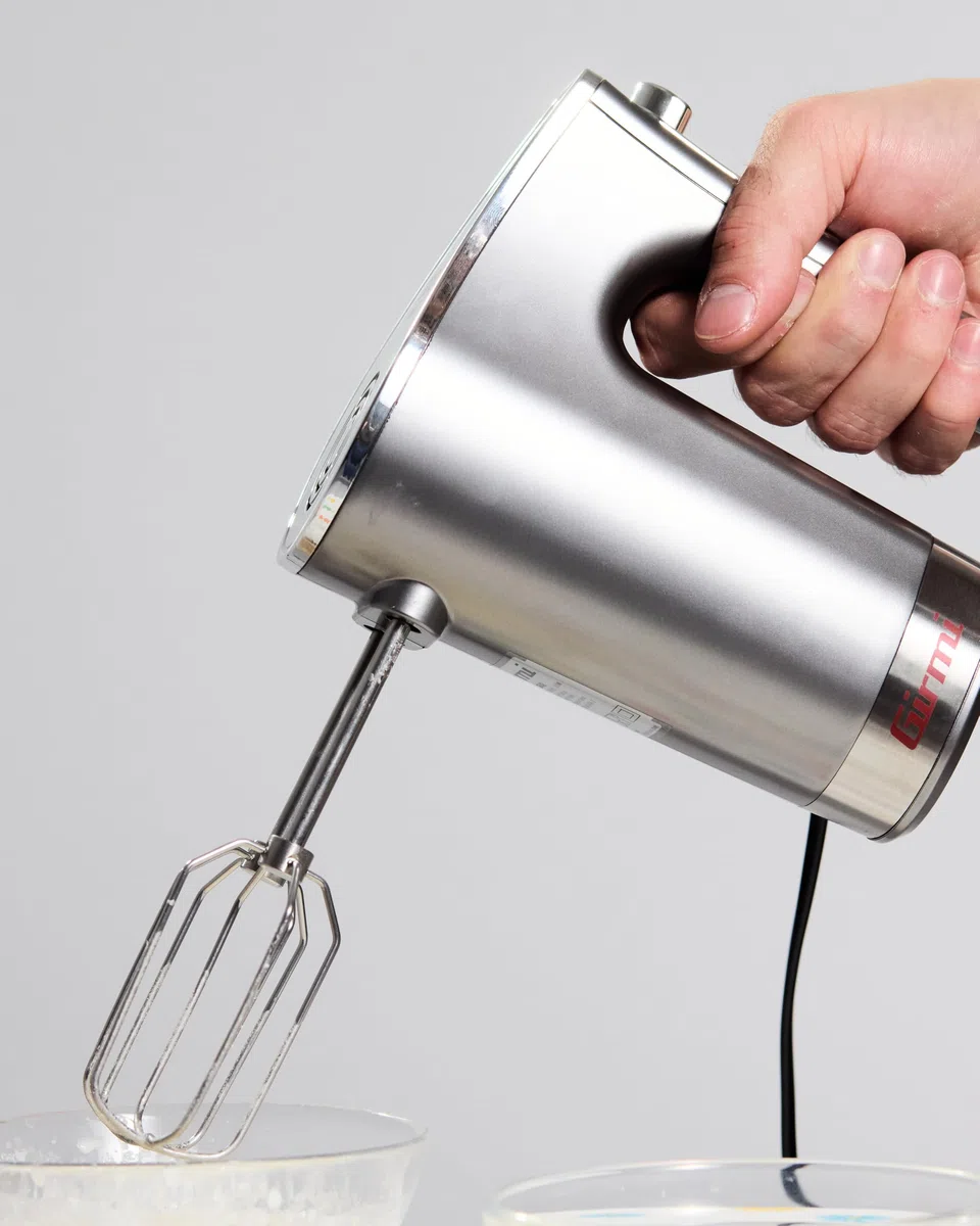 Girmi SB42 Mastro Mix Sbattitore Elettrico, 300W, 5 velocità, Sbattitori per montare panna ed albumi, Ganci Inox per impasti dolci e salati, Tasto di Espulsione Fruste, Grigio