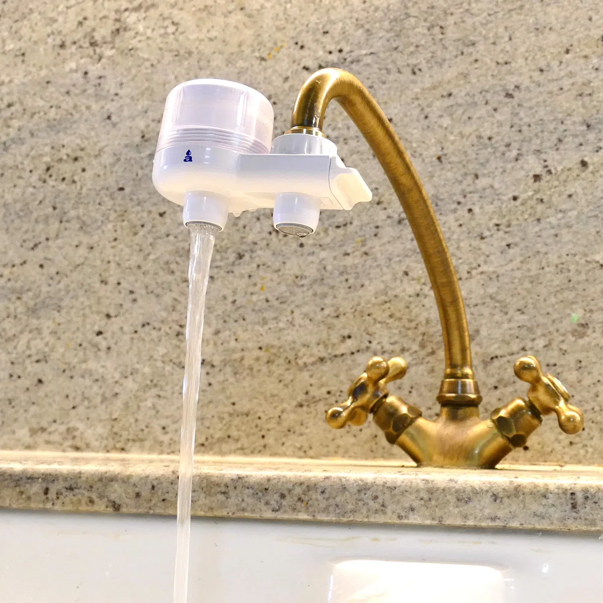 AQUASAN Aquacompact Nuovo Kit 2000 Litri - Filtro Rubinetto Anticalcare con 2 Cartucce, Depuratore Acqua Potabile, Riduce Microplastiche Rimuove Gusto Odore (White)