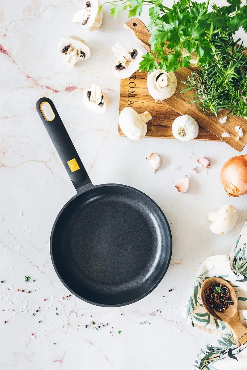 BRA Daily Pro - Padella antiaderente in alluminio, 30 cm, per piano cottura a induzione e tutte le altre fonti di calore, 100% alluminio riciclato, grande padella a induzione.