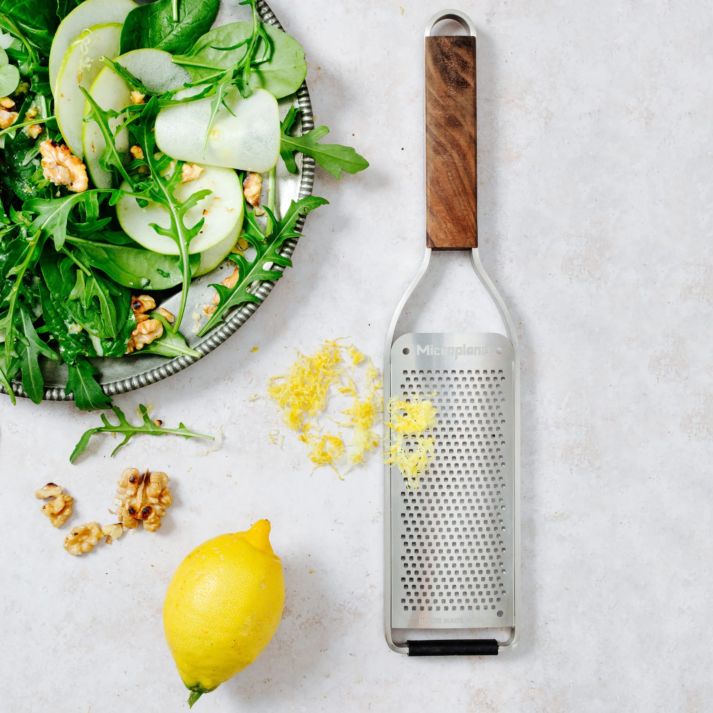 Microplane Grattugia Lama fine per Formaggio a Pasta Dura, Agrumi, Aglio, Peperoncini, Cannella e Noce Moscata con Manico in Legno di Noce e Lame in Acciaio Inossidabile – Made in USA
