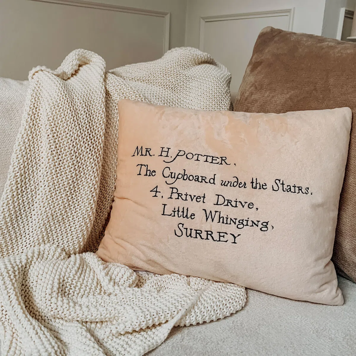Elbenwald Cuscino Di Harry Potter Con Design Della Lettera Di Hogwarts - 42 X 12 X 34 Cm - Con L'indirizzo Di Harry Sul Retro - Per Uomo Donna Unisex - Idea Regalo - Cuscino Decorativo - Bianco Beige