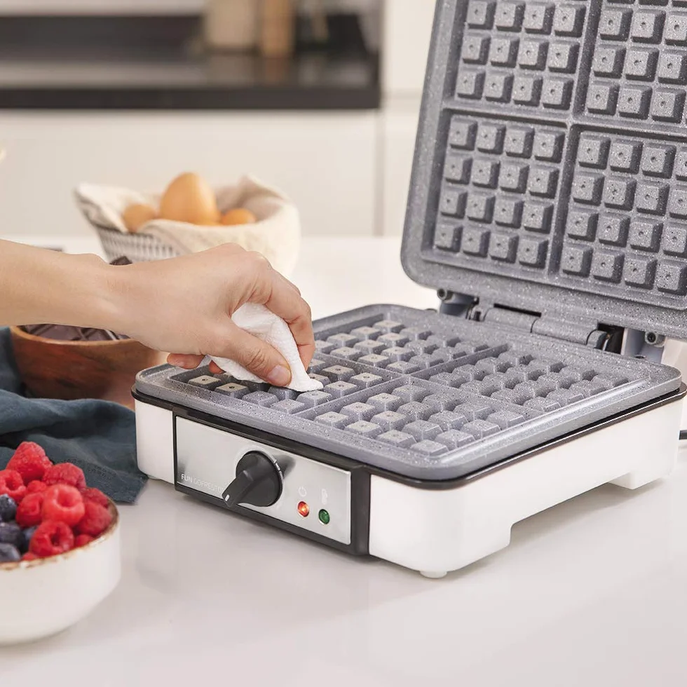 Cecotec - Waffle Maker elettrico per waffle, 4Inox 1200 W, acciaio inossidabile, 4 cialde alla volta, rivestimento antiaderente Rockstone, temperatura regolabile