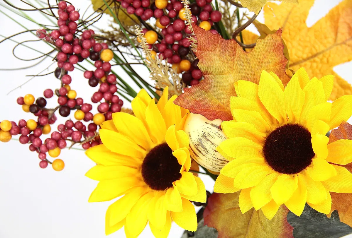 Composizione di girasoli su pietra, fiori artificiali, fiori artificiali, decorazione autunnale, decorazione per Halloween, giorno del Ringraziamento, autunno, pianta artificiale, centrotavola da